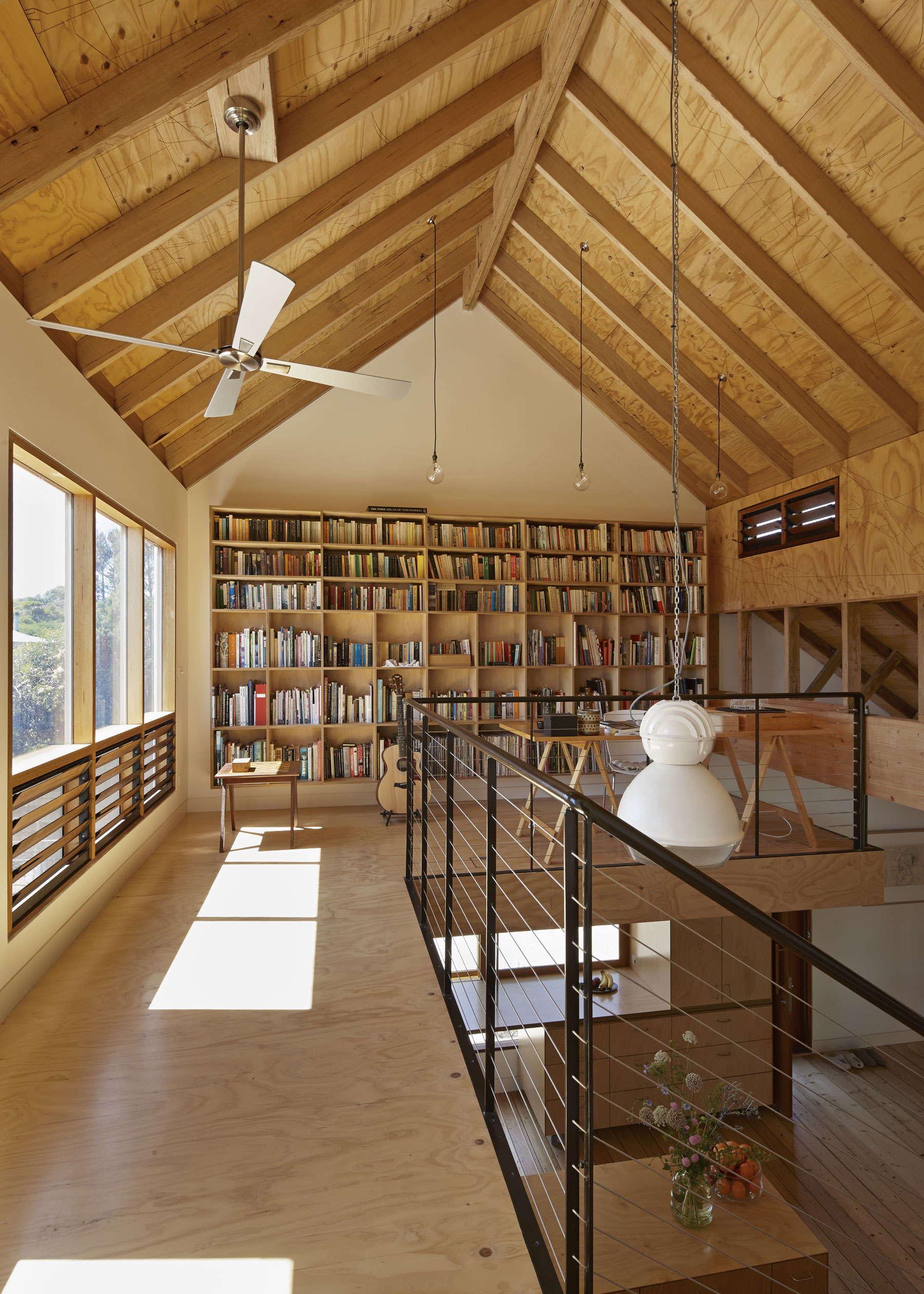 Na 2. NP sa nachádza spoločenský priestor s drevenou knižnicou.