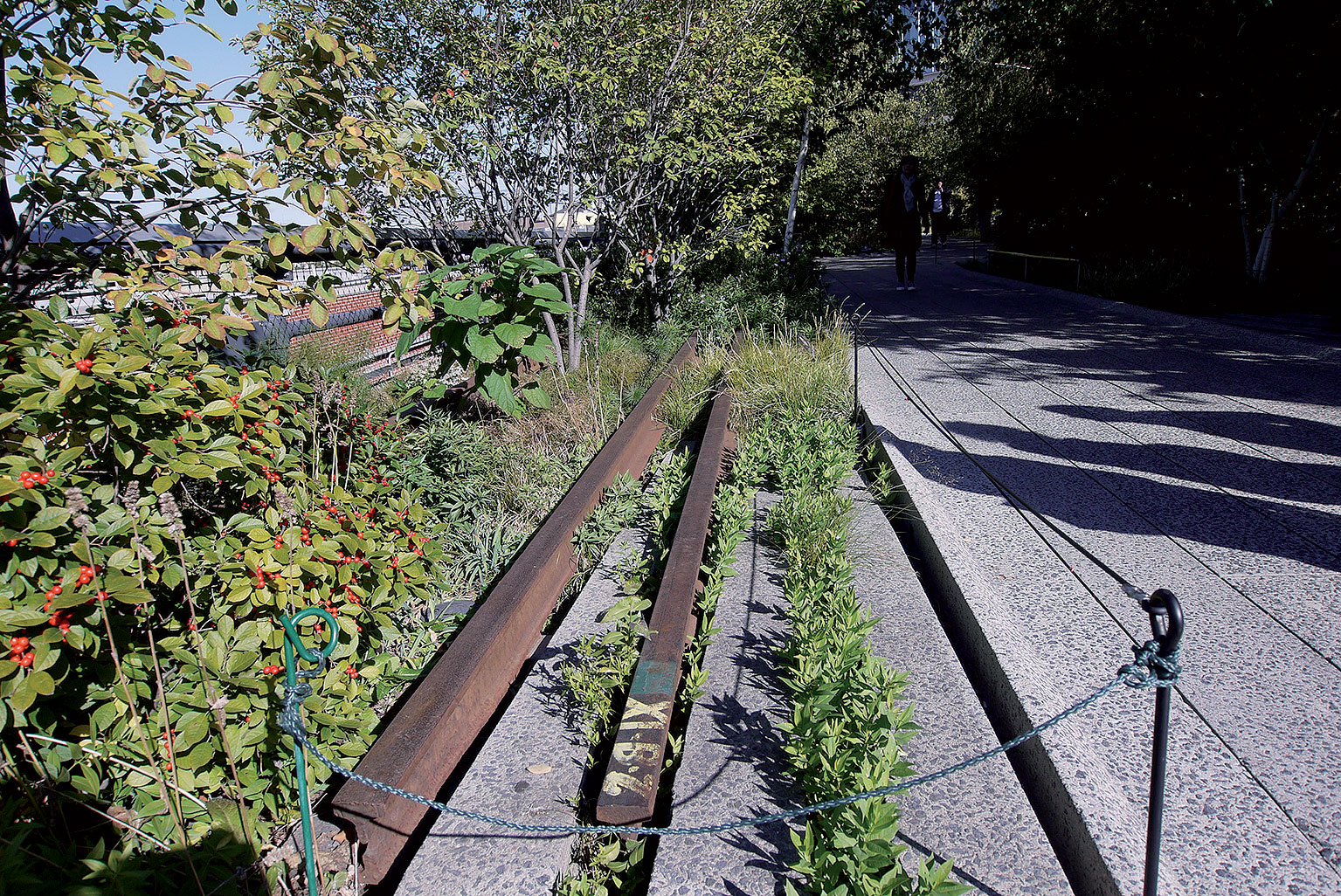 High Line Park s dĺžkou 2,3 km vznikol z opustenej nadzemnej železnice. Dnes ponúka oddych a prechádzku s výhľadmi na nové diela od renomovaných architektov.