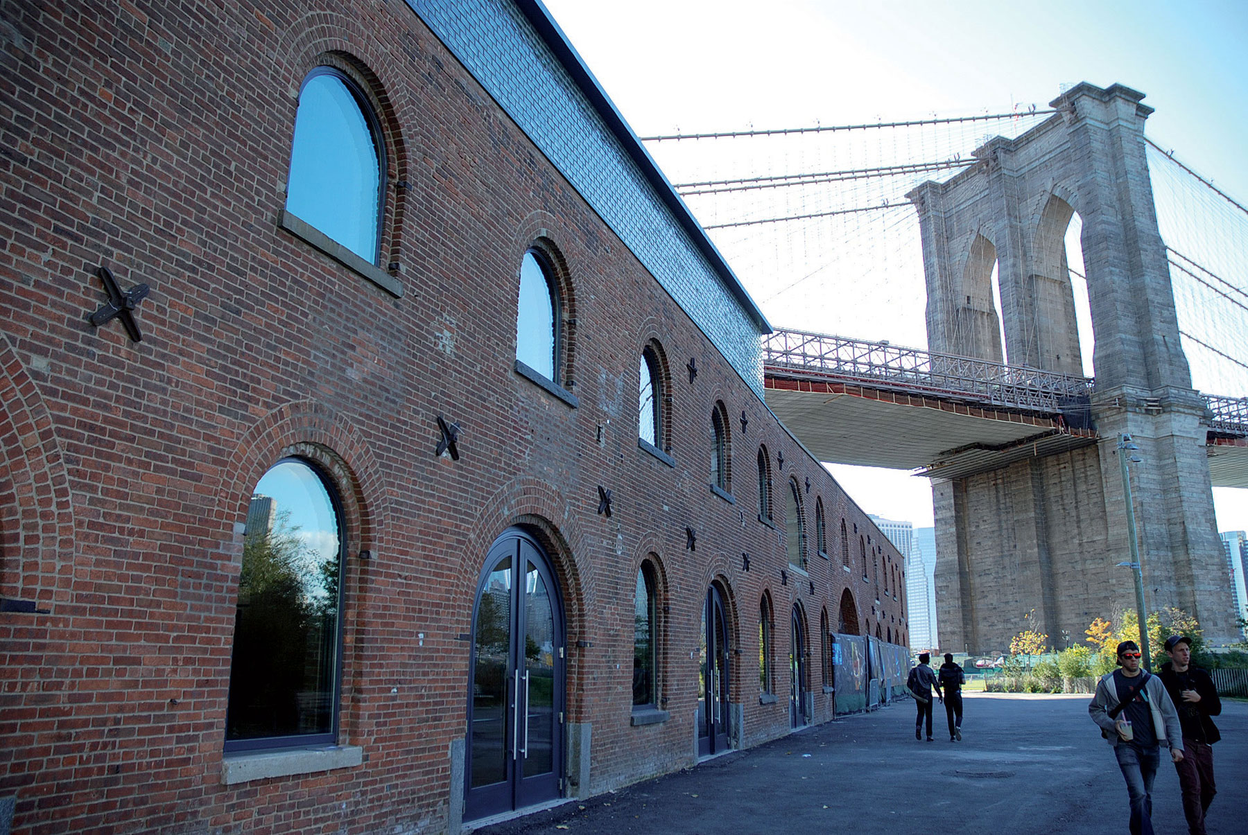 Pre potrebu umiestnenia osvetľovacej techniky v St Ann´s Warehouse neďaleko Brooklynského mosta sa pomocou sklobetónových tvárnic musela zvýšiť výška pôvodného stropu.