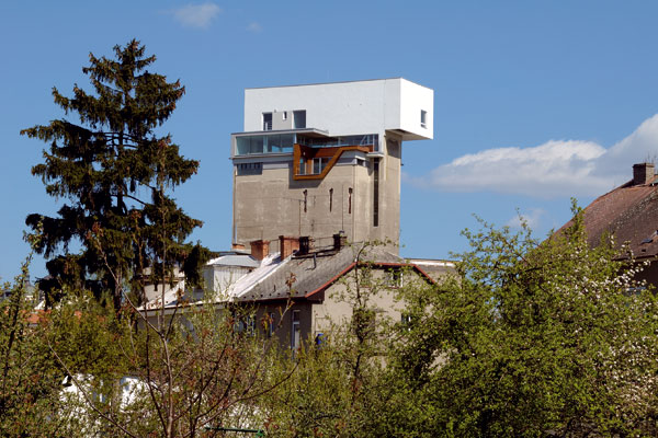 Byt na vodárenskej veži, v centre, mimo mestského ruchu (foto: Mirek Kolčava, realizácia architektov Tomáša Pejpka a Szymona Rozwałky)