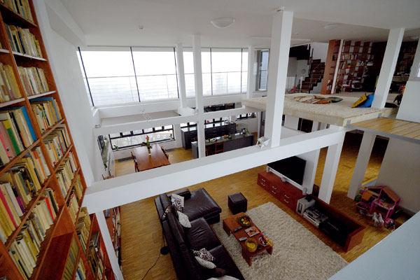 Jeden veľký otvorený priestor pre obývačku, kuchyňu a oddychovú miestnosť na poschodí (foto: Mirek Kolčava, realizácia architektov Tomáša Pejpka a Szymona Rozwałky)