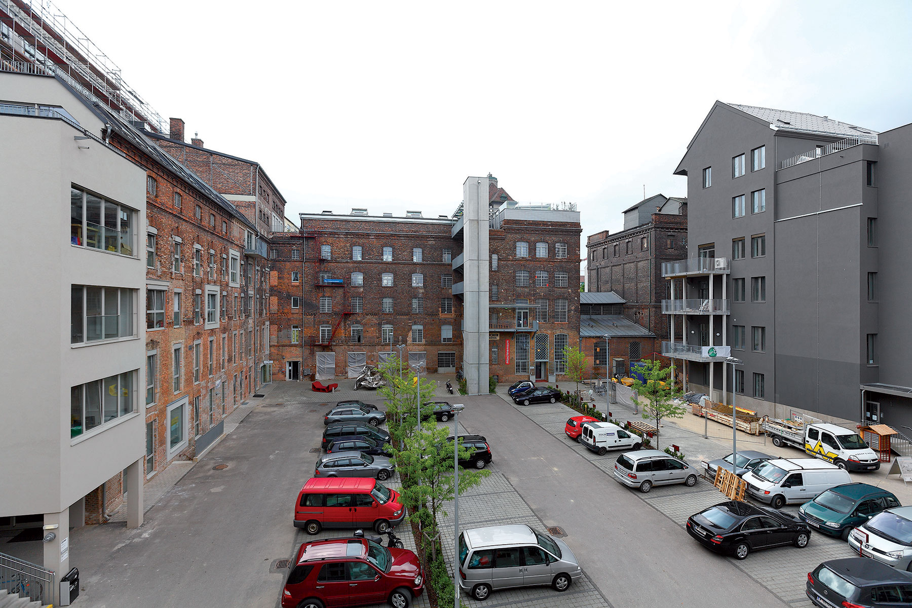 Celkový pohľad na Loft City, ktoré je stále vo výstavbe. Pri modernizácii tohto podkrovného mesta kladú projektanti veľký dôraz na zachovanie historickej architektúry a rozširujú celok o moderné konštrukcie.