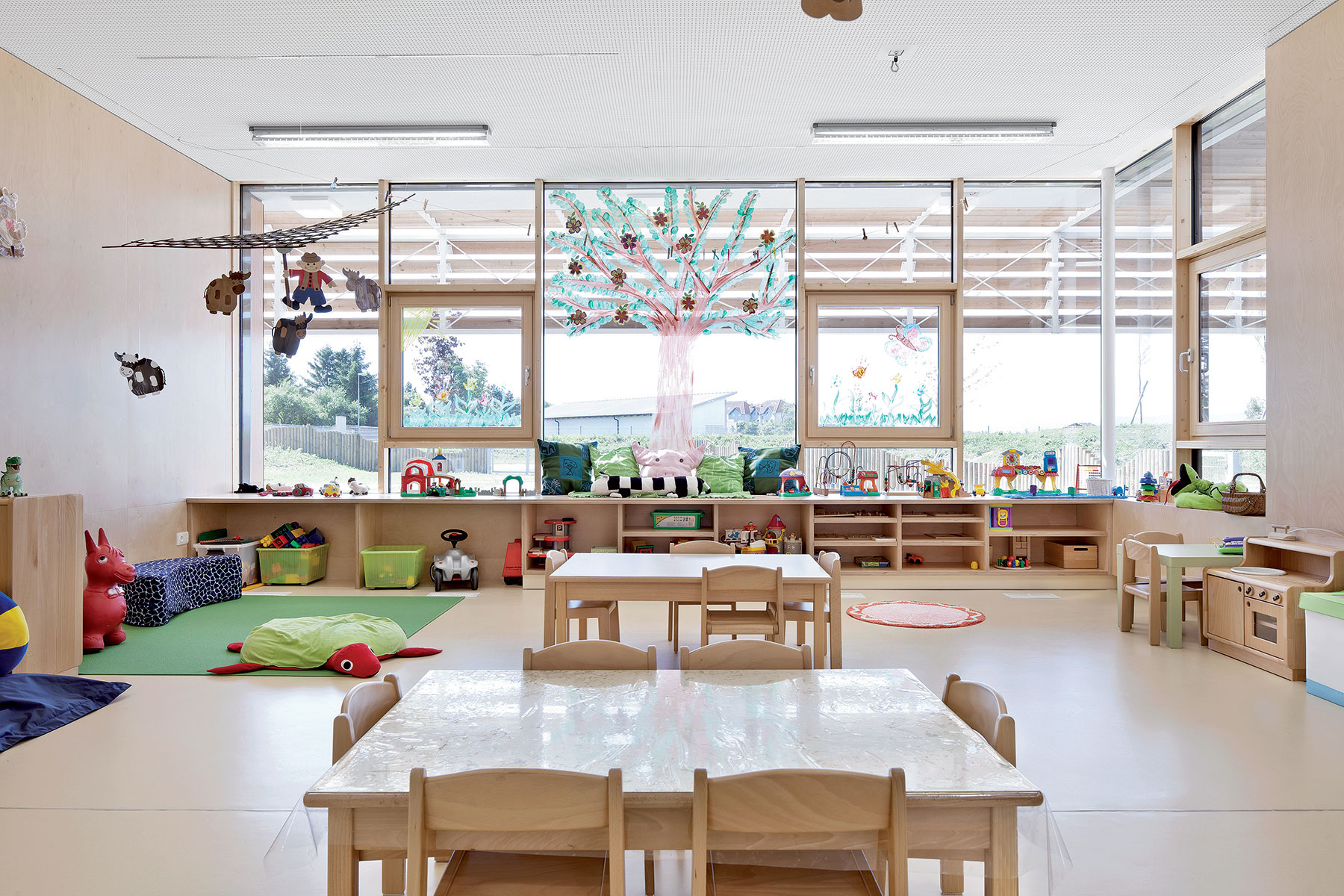 Dostatok denného svetla je v materskej škole prioritou. Rovnako aj primeraná mierka zariadenia interiéru.
