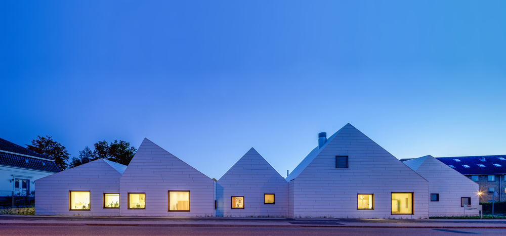 Výzor rodinných domov dopĺňajú sedlové strechy s rôznymi sklonmi, celkovo tak objekt pripomína radovú zástavbu.