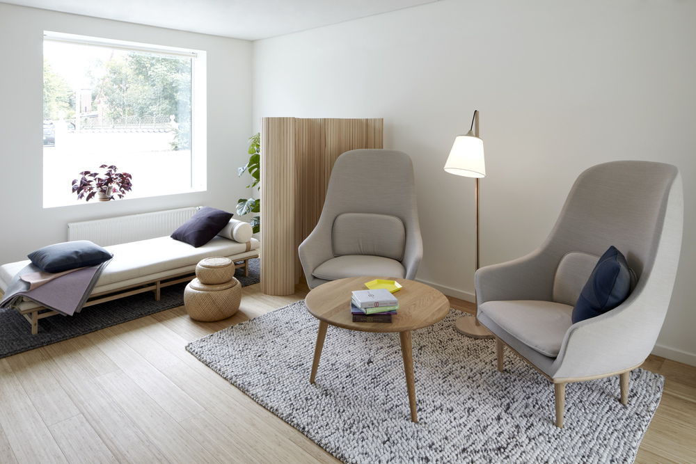 Interiér je vybavený dreveným nábytkom a podlahou, celkovo pôsobí útulne a komfortne.