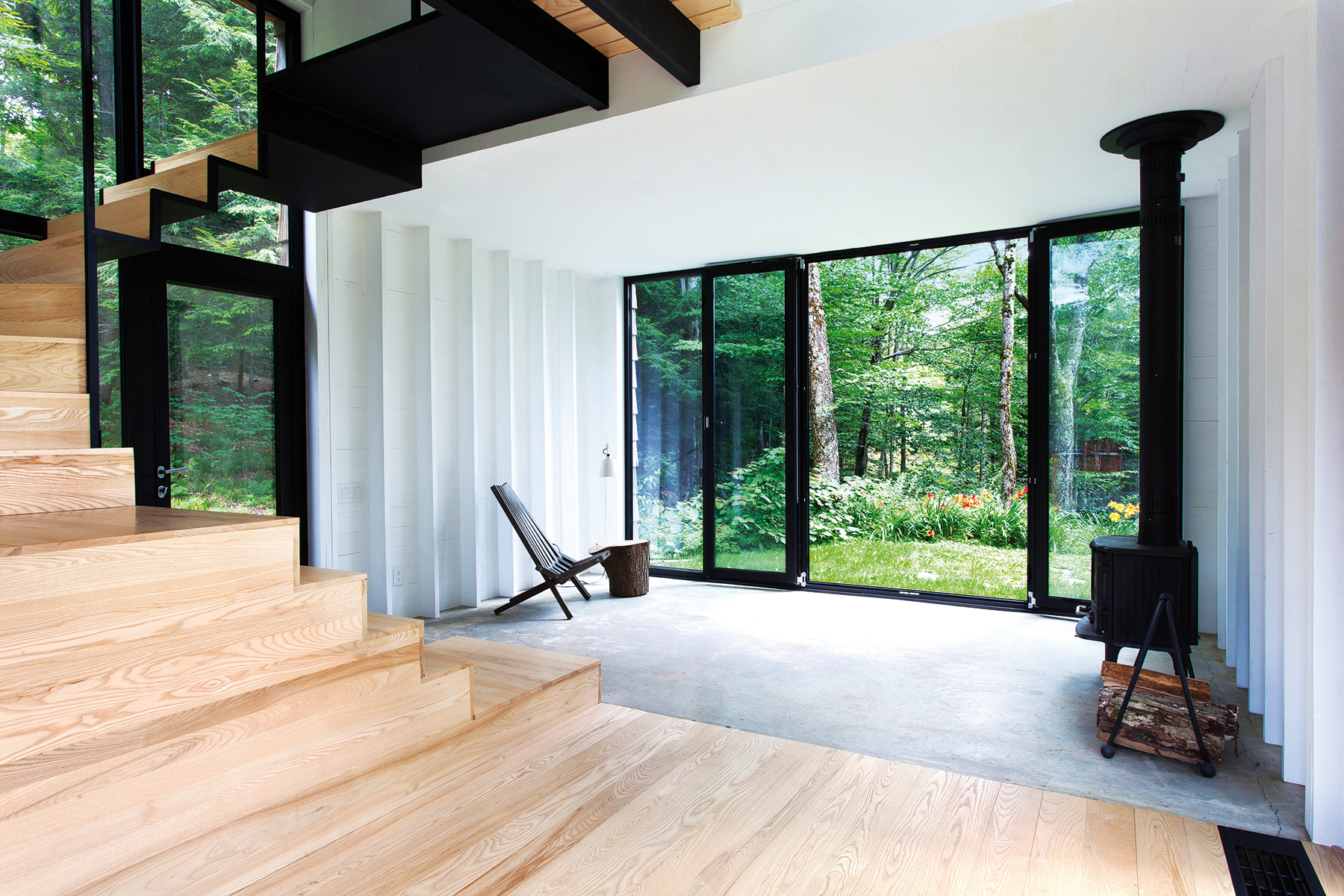 Subtílne pôsobiaca drevená chata ukrýva 120 m2 úžitkovej plochy.