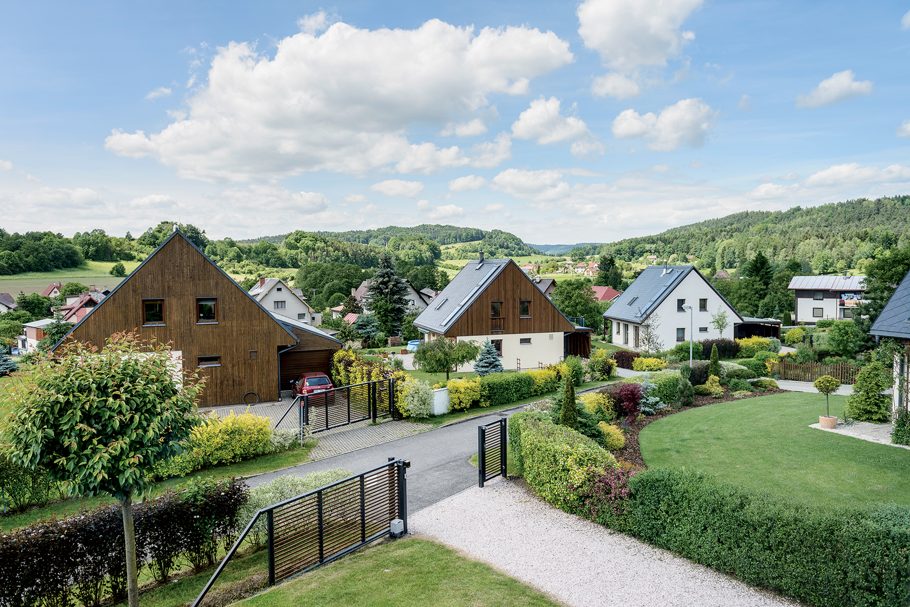 Súbor rodinných domov ukazuje architektúru, ktorá zodpovedá technickým normám, ale zároveň sa začleňuje do krajiny a akceptuje lokálne podmienky aj zvyklosti.