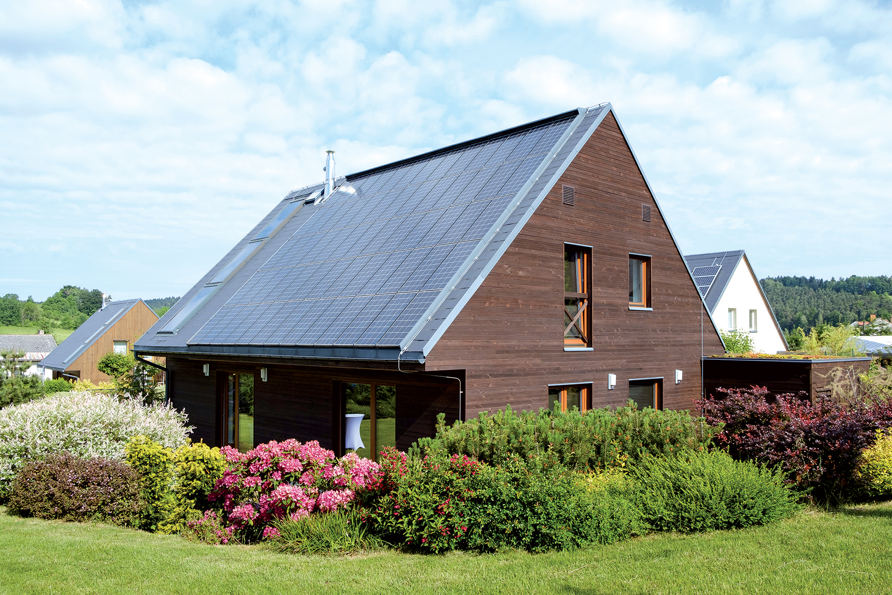 Školiace stredisko je prvá energeticky nulová budova v ČR. Vľavo vidieť solárne termické panely integrované do strešnej krytiny, vpravo fotovoltické panely s výkonom 8,5 kWp.