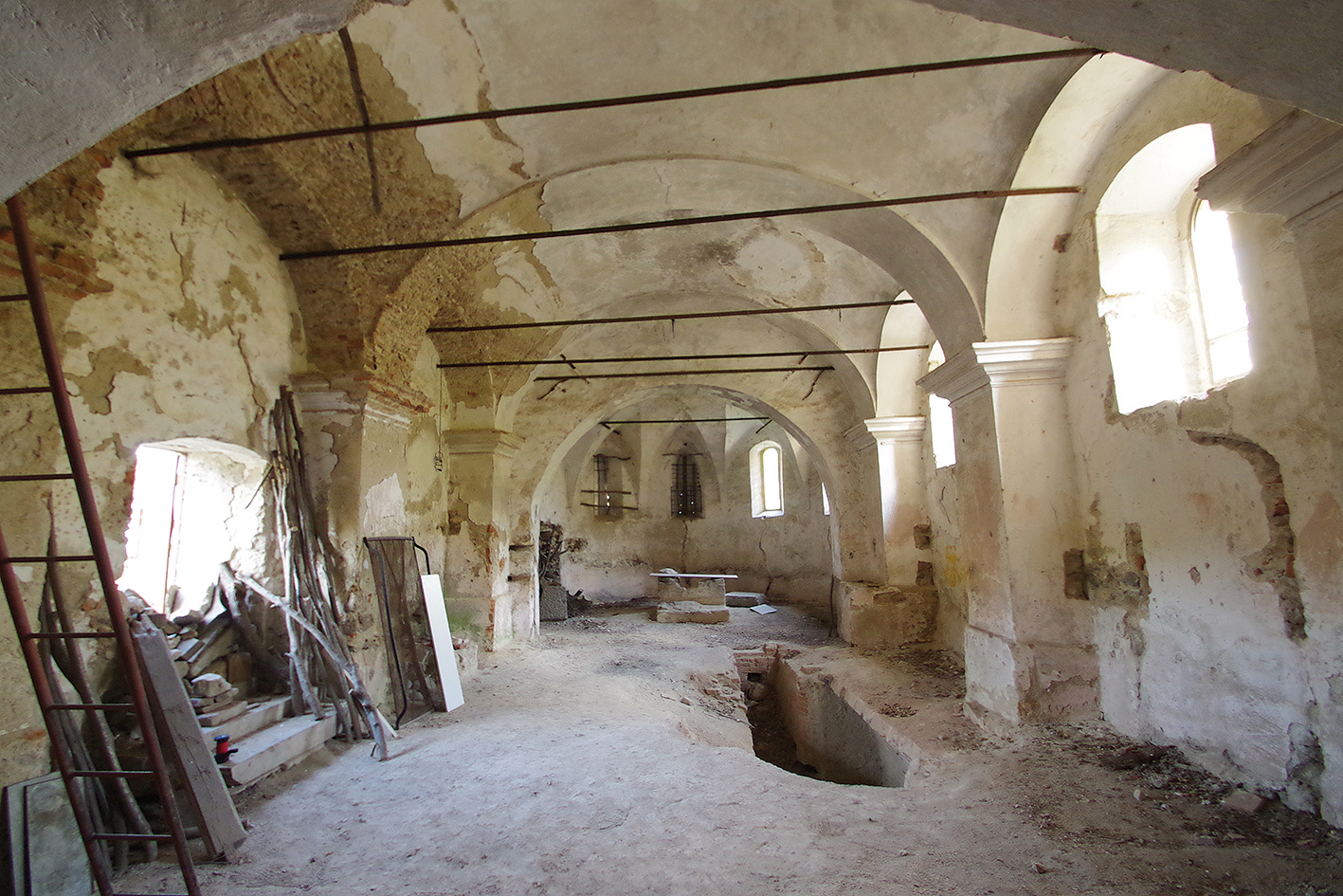 Nevyužívaný románsko-renesančný kostol v Zemianskych Kostoľanoch – Dolných Lelovciach.