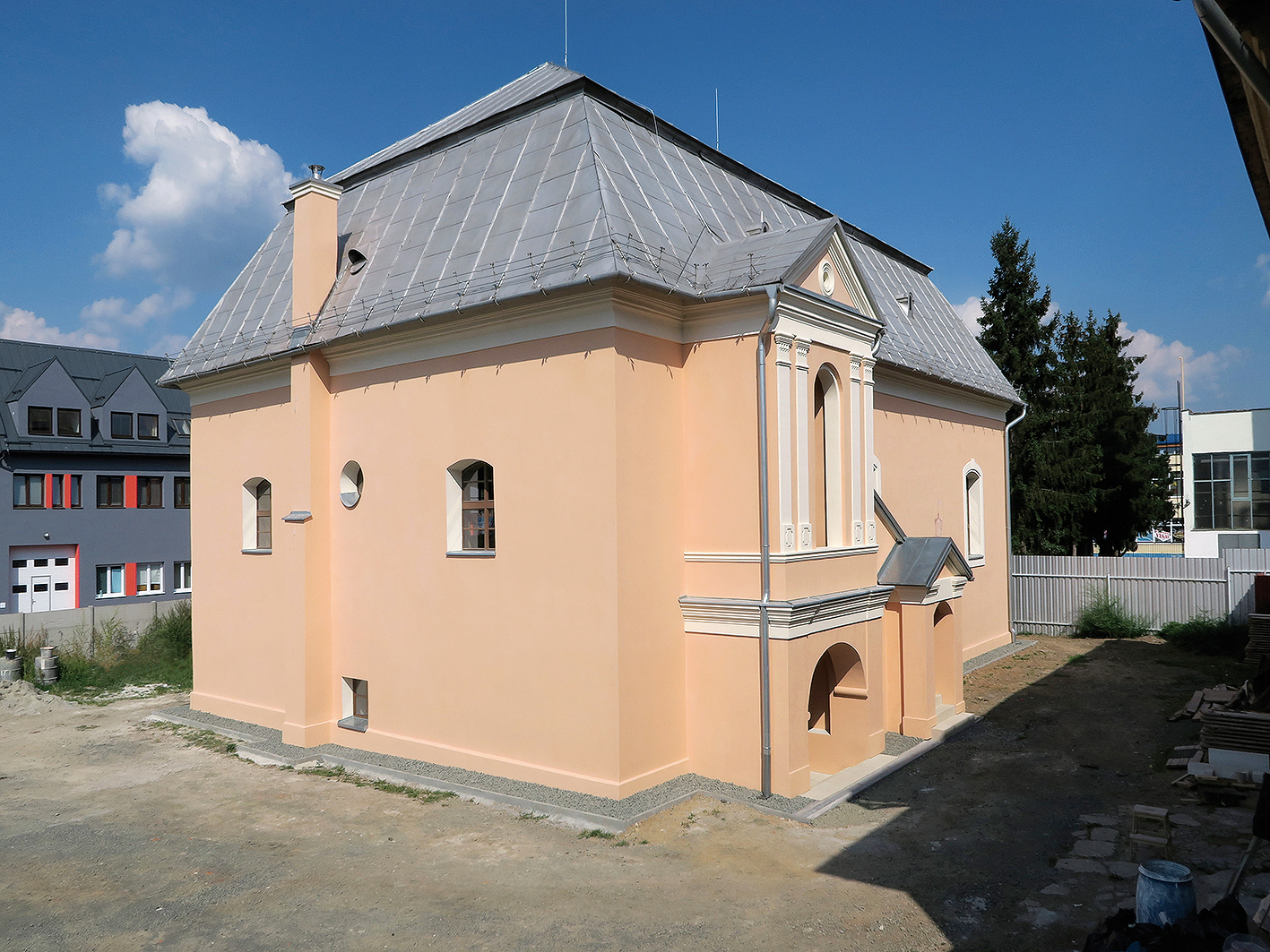 Stará Synagóga v Bardejove. Podľa projektu obnovy by tu mal byť priestor pre výstavy  a koncerty, v ostatných objektoch administratívne priestory, múzeum a konferenčné priestory. Foto: Ján Krcho, Tomáš Lupták