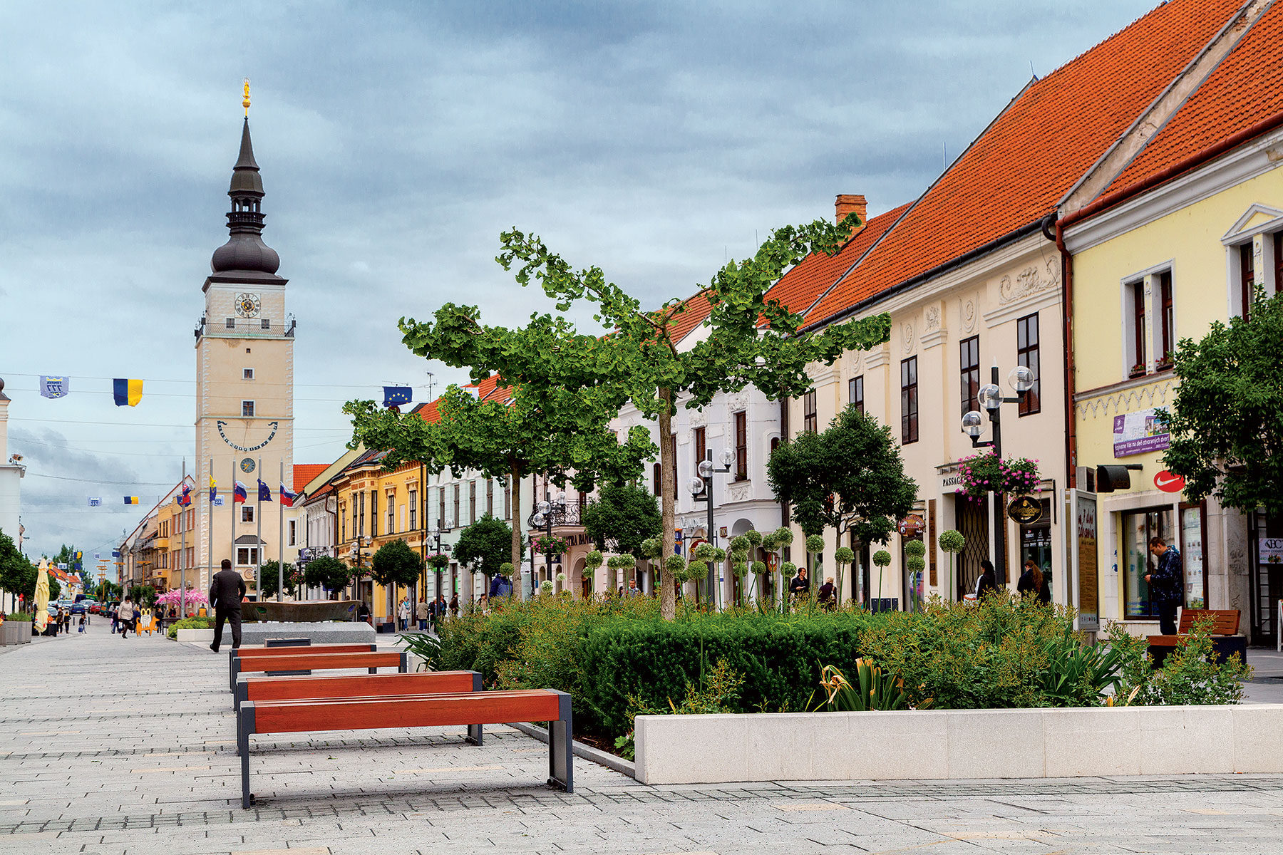 Architekti vybrali na pešiu zónu mobiliár, ktorý korešponduje s celkovým priestorovým usporiadaním, zdôrazňuje čisté jednoduché línie.