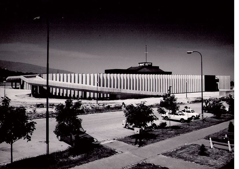 Shopping centrum PNS, Lamač-Bratislava, 1985 (so S. Spáčilom)  Prvé  shopping centrum s parkoviskom na streche v bývalom Československu a novým konceptom  pohybu kupujúcich a zásobovania tovarom.  Foto: TIBOR ŠKANDÍK