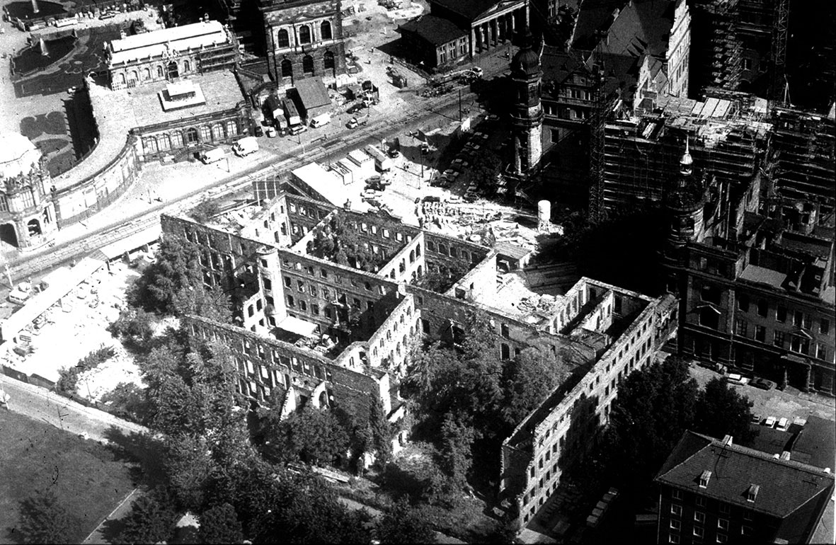 Taschenbergský palác, Drážďany, stav pred rekonštrukciou  Budova bola zbombardovaná pri kobercových  náletoch počas 2. svetovej vojny v roku 1944. NDR nebola schopná túto významnú stavbu v historicky dôležitom centre  Nemecka zrekonštruovať. Foto: AIC