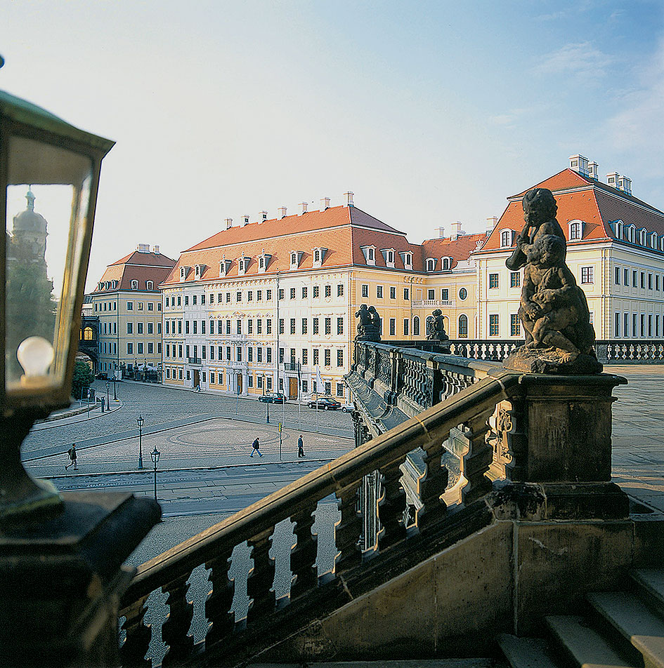 Rekonštrukcia Taschenbergského paláca,  Drážďany, 1996 (s AIC)  Jedna z prvých stavebných realizácií zjednoteného Nemecka. Zadaním bola rekonštrukcia na luxusný hotel. „Pochopil som nemeckú filozofiu ochrany pamiatok a jej precíznu realizáciu,” hovorí autor. Foto: KEMPINSKI