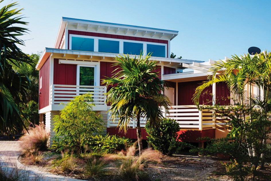 Red Studio, ostrov Sanibel.  Obytné štúdio pre umelca je moderné, no citlivo nadväzuje na pôvodný drevený dom v tesnom susedstve. Foto: Joshua Colt Fisher