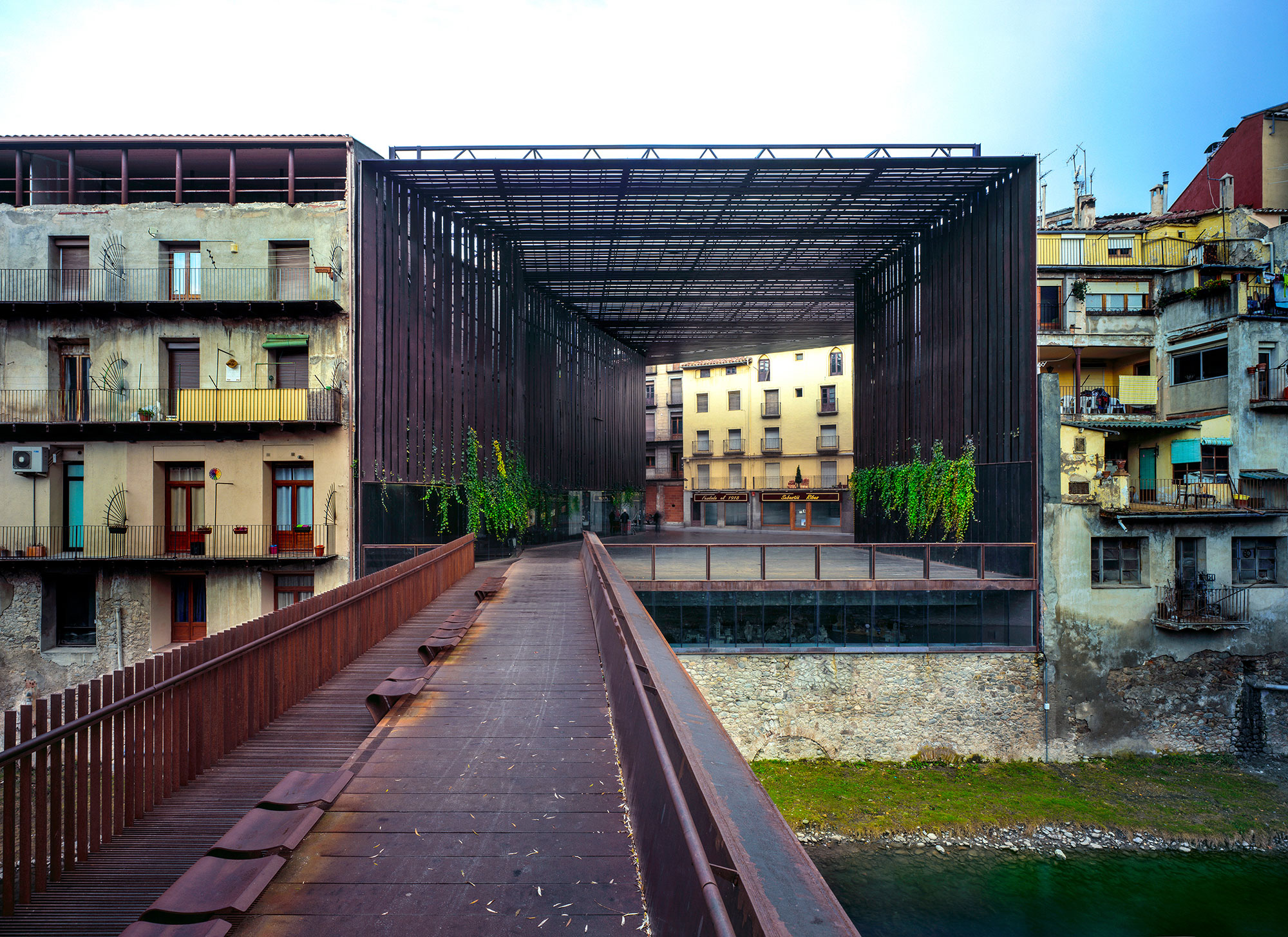 Otvorený verejný priestor La Lira Theater v spolupráci s J. Puigcorbé (Ripoll, Girona, Španielsko, 2011), Foto: Hisao Suzuki