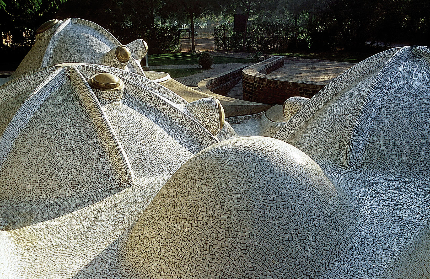 Detail mozaikovej dlaždice sa odzrkadľuje v streche inšpirovanej korytnačkou Amdavad Ni Gufa (Ahmedabad, 1994), Foto: VSF)