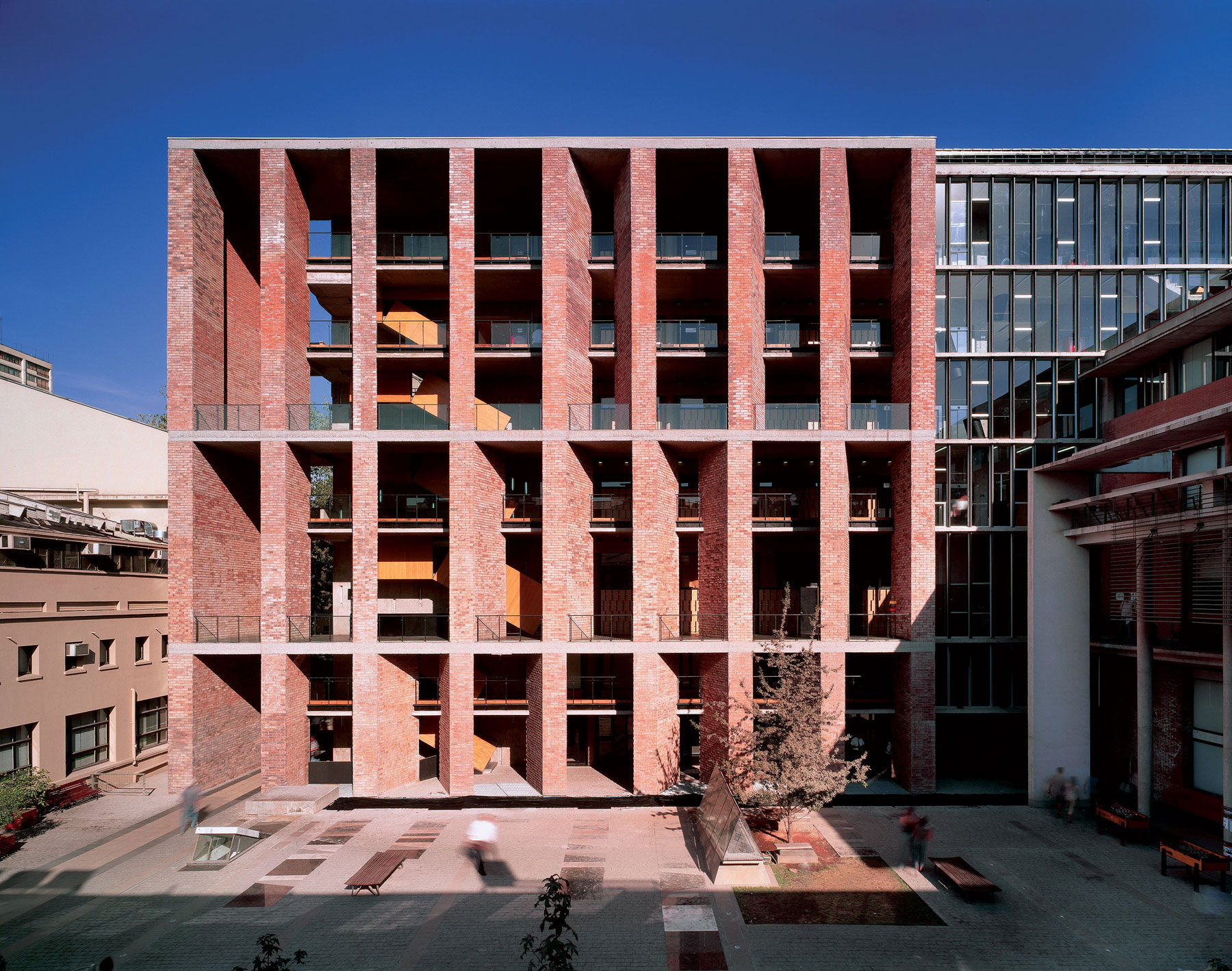 Lekárska fakulta pri Universidad Católica de Chile, Santiago de Chile (2004). Aravena nazval budovu vertikálnym ambitom, vo vnútri ktorého je veľkorysé átrium.    Foto: Roland Halbe
