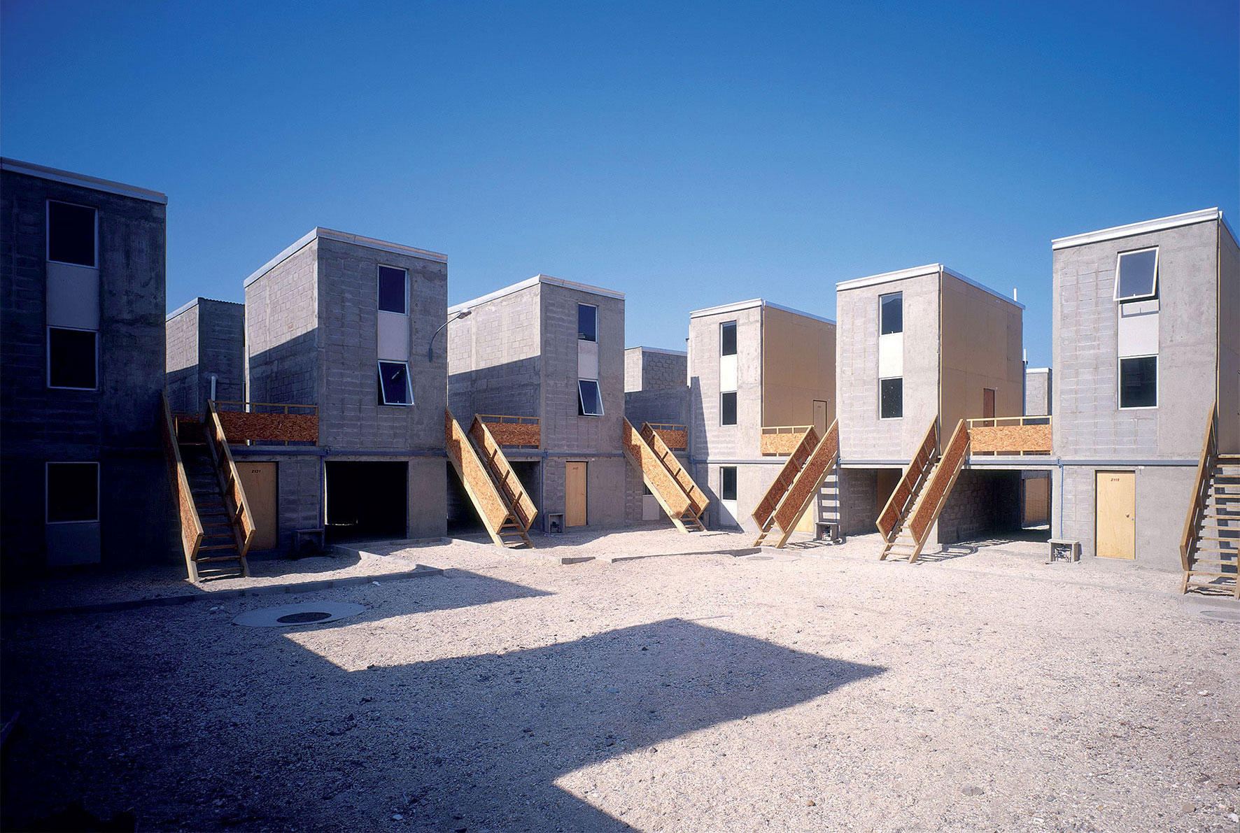 Domy v Quinta Monroy v čilskom meste Iquique sú určené pre 100 rodín a štúdio Elemental ich vytvorilo pod názvom „Half of a good house“ alebo „Polovica dobrého domu“. Architekti totiž ponechali na samotných obyvateľov, aby si svoje domy dokončovali a zvýšili tak svoj štandard až do podoby bývania strednej triedy.  Foto: Cristobal Palma