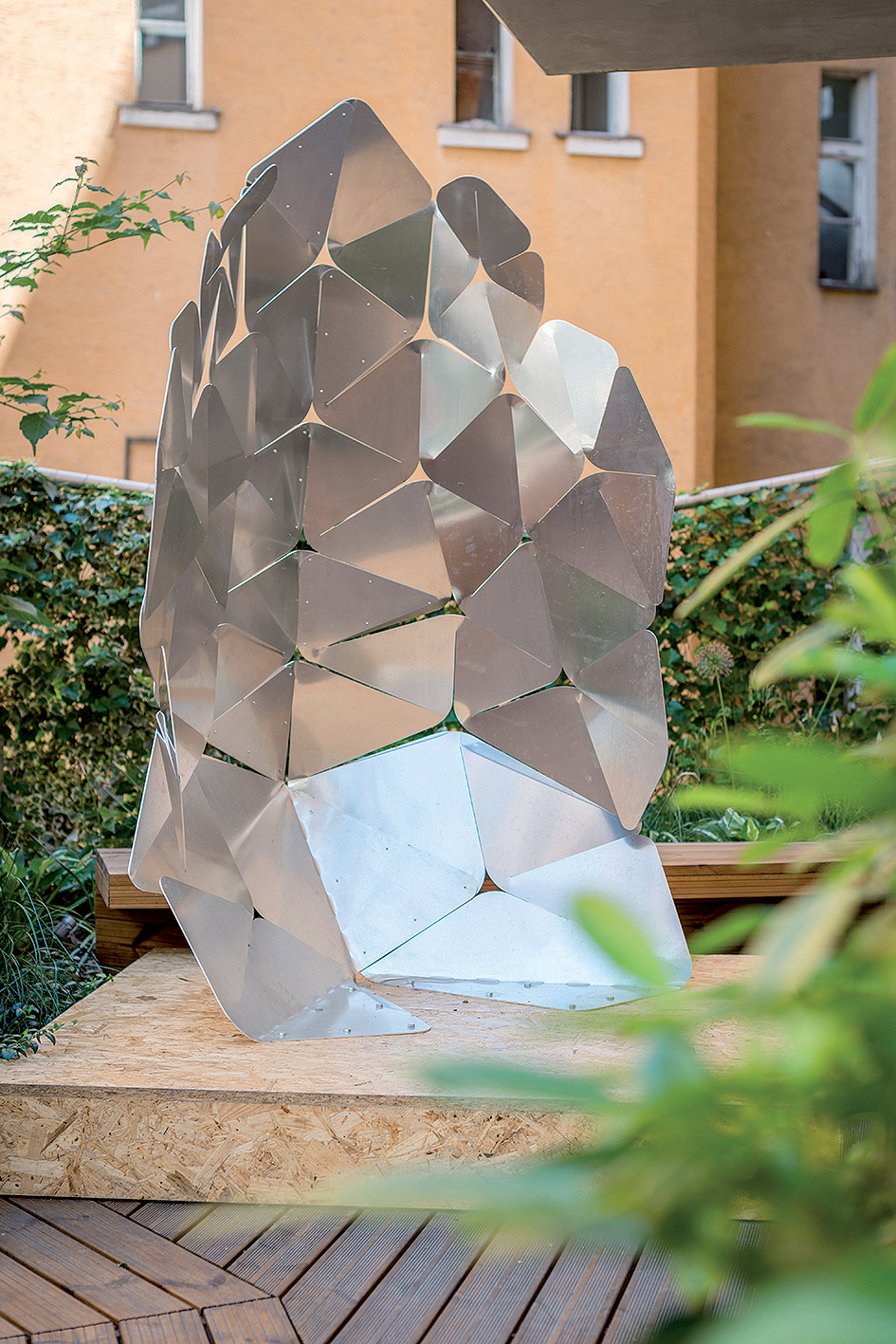 Autori: Gréta Wildeová a Jan Adamus – perforovanie rigidného kovového materiálu informovanými vzormi, ktoré umožnia nadobudnúť tvar umožňujúci simulovať amorfné architektonické formy