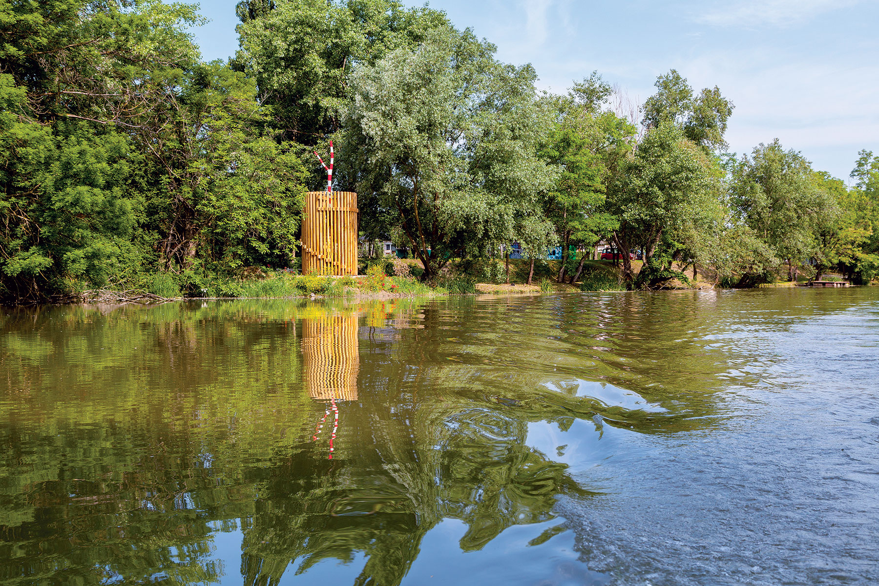 Najnovším atraktívnym prírastkom na brehu v Zálesí je maják. Vo výške 5 metrov je to vlastne malá škola v prírode s fotografiami a popismi tam žijúceho vtáctva.