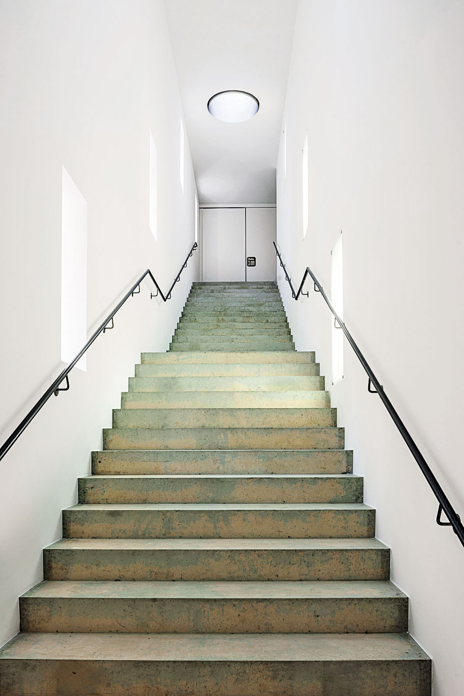 Priestorové usporiadanie jednotlivých podlaží je jednoduché – dlhé miestnosti usporiadané nad sebou sú prístupné schodiskami umiestnenými pozdĺž oboch dlhších strán budovy.