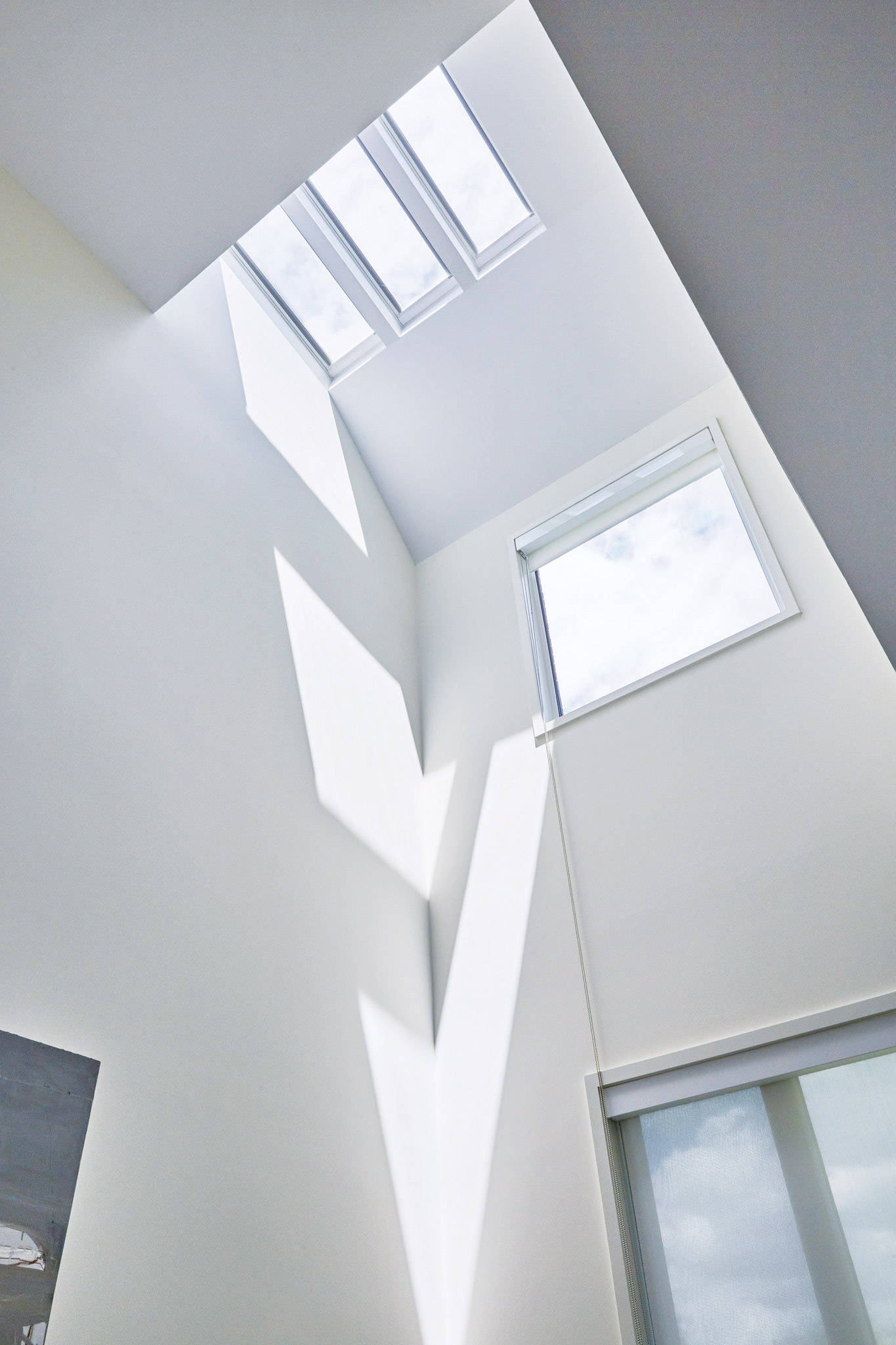 Okrem svetla sa okennými otvormi a ovládateľnými svetlíkmi privádza do domu aj vzduch.