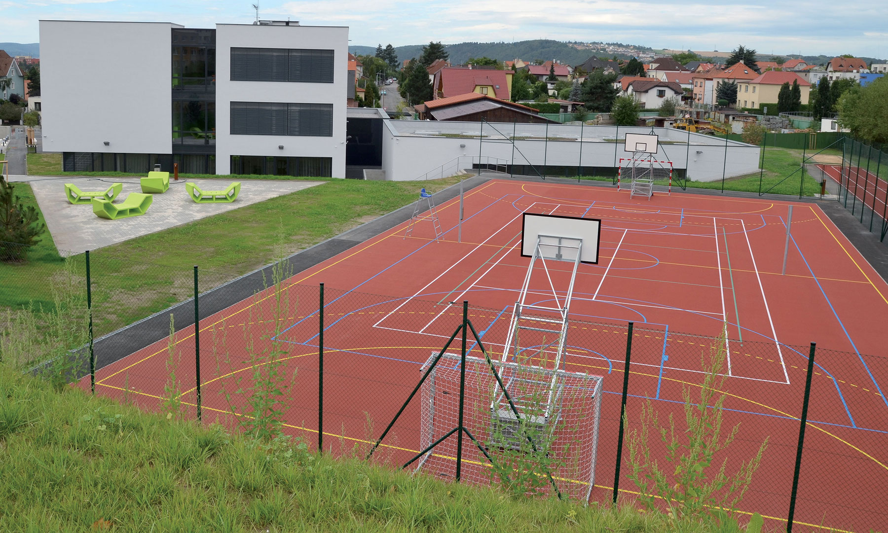 Rakúske gymnázium sa skladá z hlavnej trojposchodovej budovy, telocvične, viacúčelového ihriska a tartanovej bežeckej dráhy.
