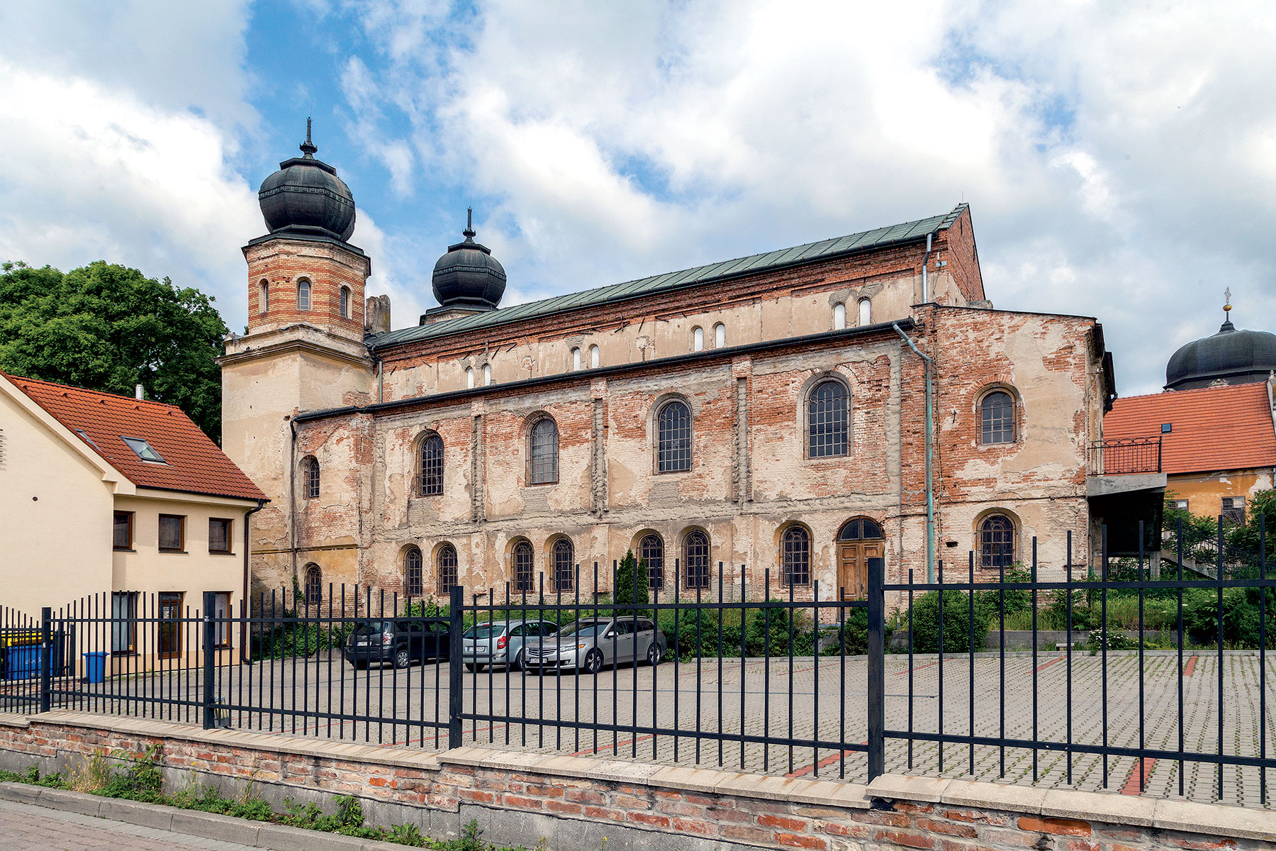 Súčasný stav synagógy v Trnave – hmotovo-priestorové riešenie, ako aj fasády si zachovali intaktný historizujúci výraz pochádzajúci z obdobia vzniku.