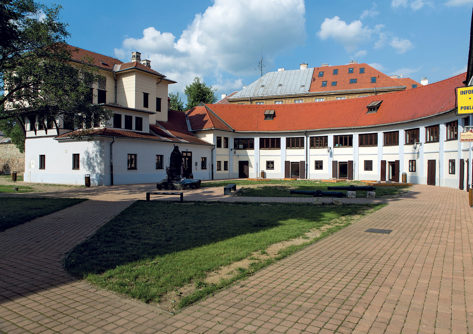 Kazematy sú tvorené strieľňami z obdobia ranej renesancie s neskorogotickými základmi. Rekonštrukcia priniesla lepší vizuálny kontakt nádvoria s interiérmi a expozíciami.