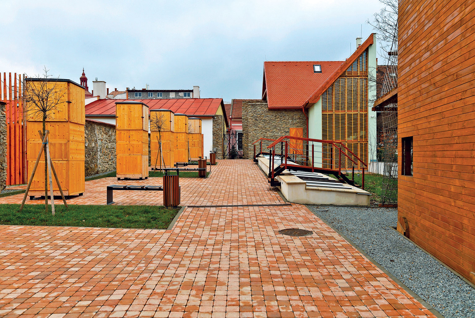Voľnú parcelu architekti využili na propagáciu remesiel a prezentáciu hradobného systému Košíc. Foto: Dano Veselský