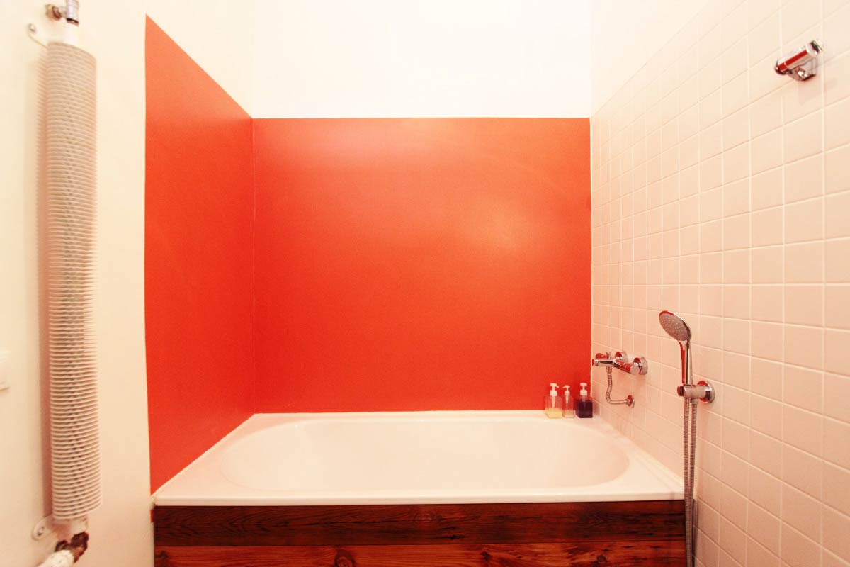 V kúpeľni sa experimentovalo s materiálmi. Namiesto štandardných obkladačiek je na stenách vodoodolný náter Tikurilla. Obkladom vane impregnovaným storočným drevom v kombinácii s betónovou podlahou sa podarilo vytvoriť netradičnú atmosféru.