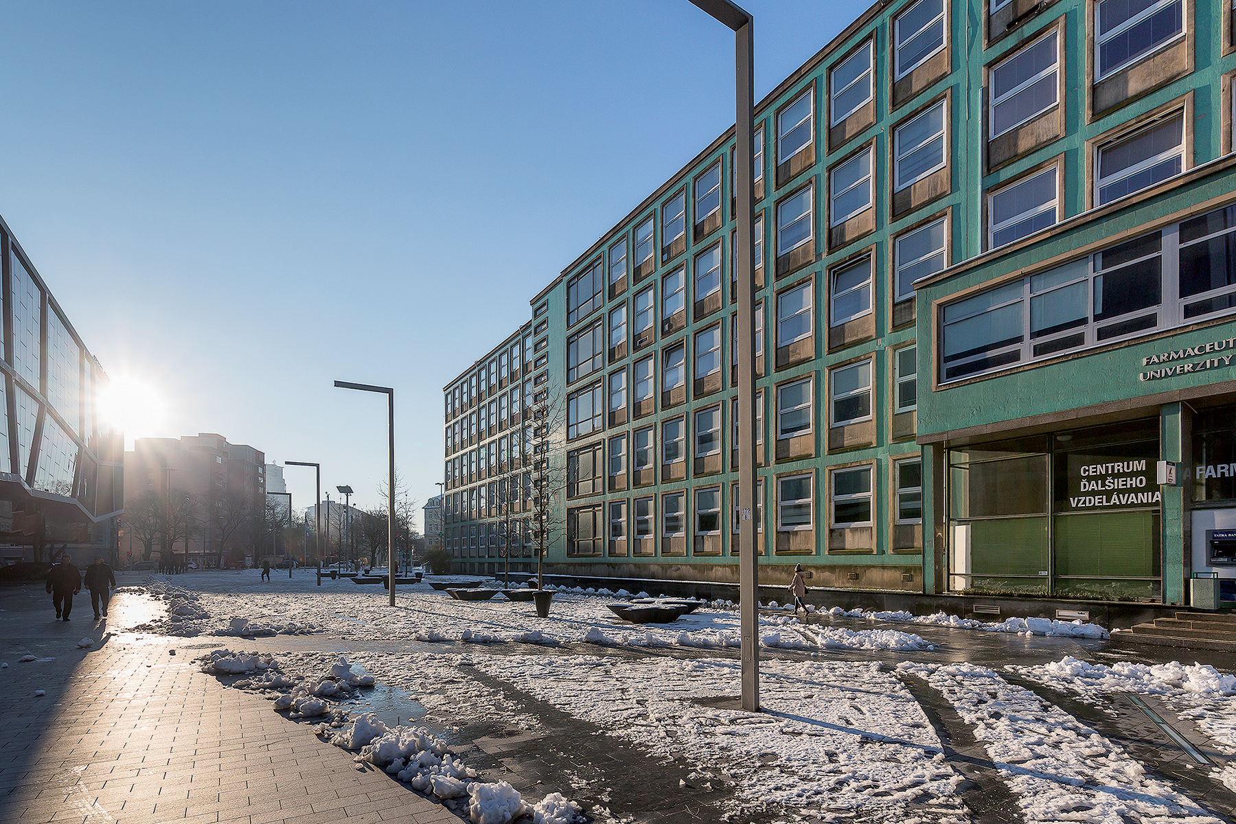 Celkový pohľad na budovu Farmaceutickej fakulty od architekta Vladimír Karfíka. Oproti je Zimný štadión Ondreja Nepelu.