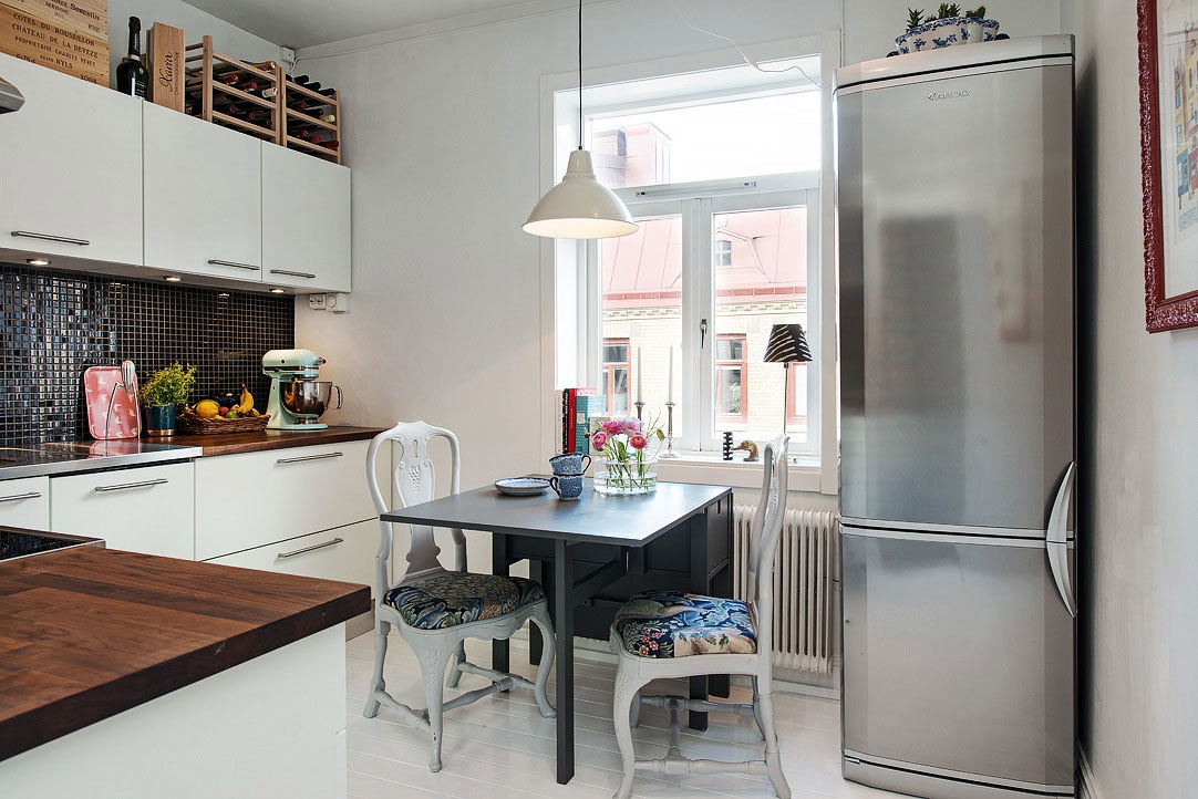 Kuchyňa rekonštruovaná v roku 2006 je vybavená modernými spotrebičmi a kvalitnou pracovnou plochou.