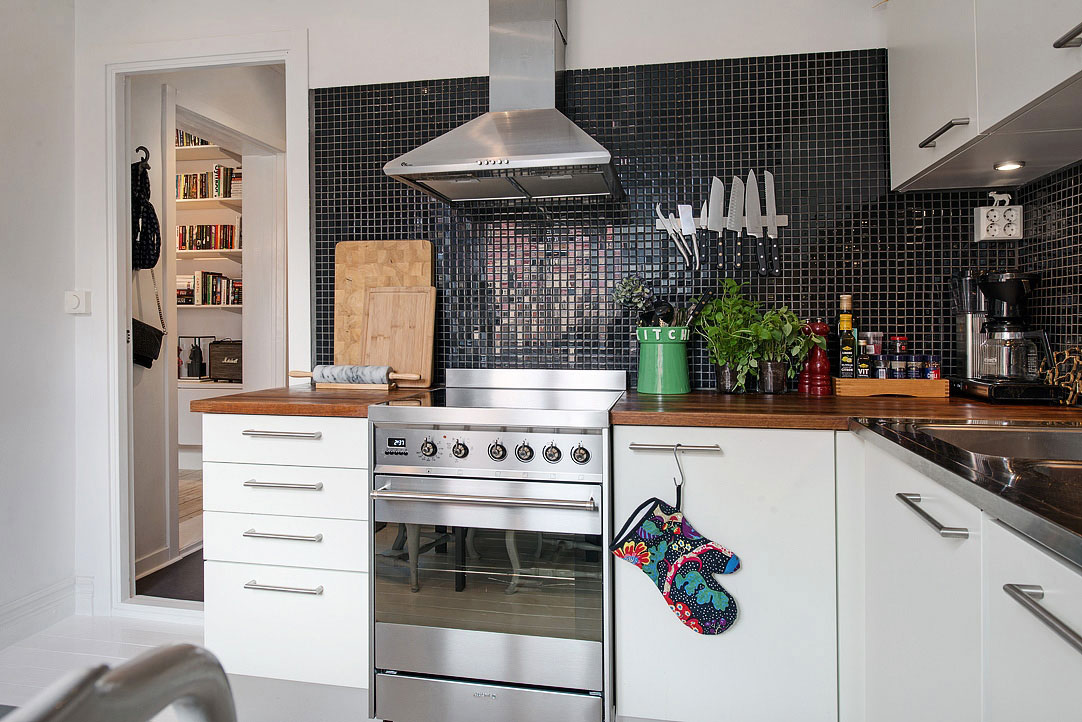 Kuchynský priestor pôsobí jednoduchým a kompaktným dojmom, pričom nie je strohý, ale naopak – darí sa mu spĺňať definíciu „srdca domácnosti“.
