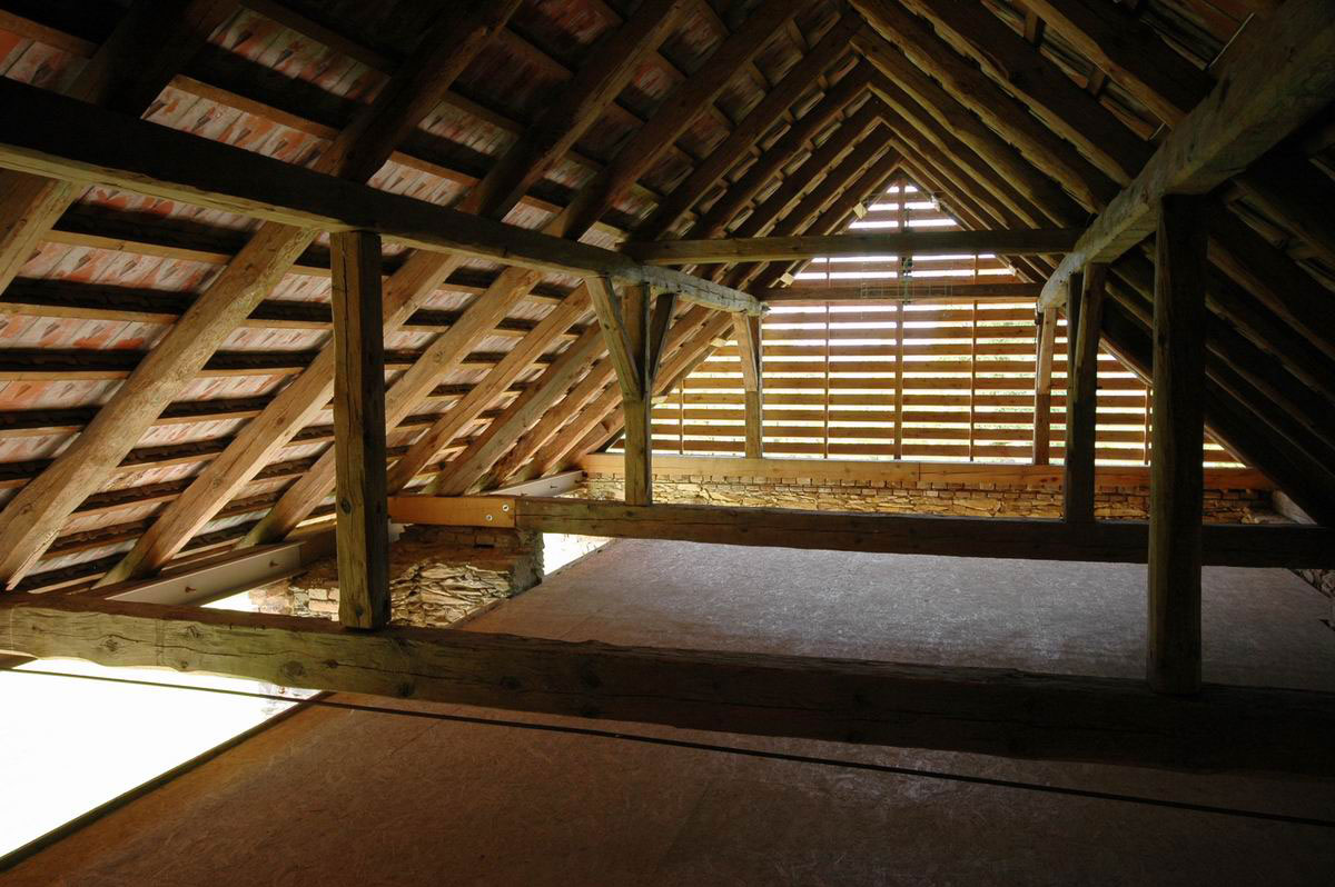 Pohľad na strop vstavby pod otvoreným krovom stodoly
