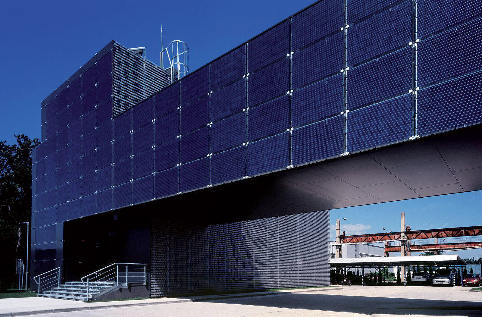 Budova HTM, Vlkanová, 2013 Administratívna budova ako vizuálny pútač pri vstupe do areálu. Perforovaný hliníkový plášť skrýva trojpodlažnú administratívnu budovu. Premostenie tvorí „open space“ pre výkonnú administratívnu zložku.