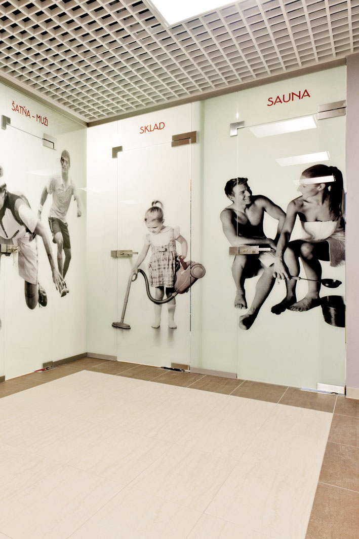 Vstupni hala sklenene steny s Grafosklem motiv squash foto zdroj J.A.P.