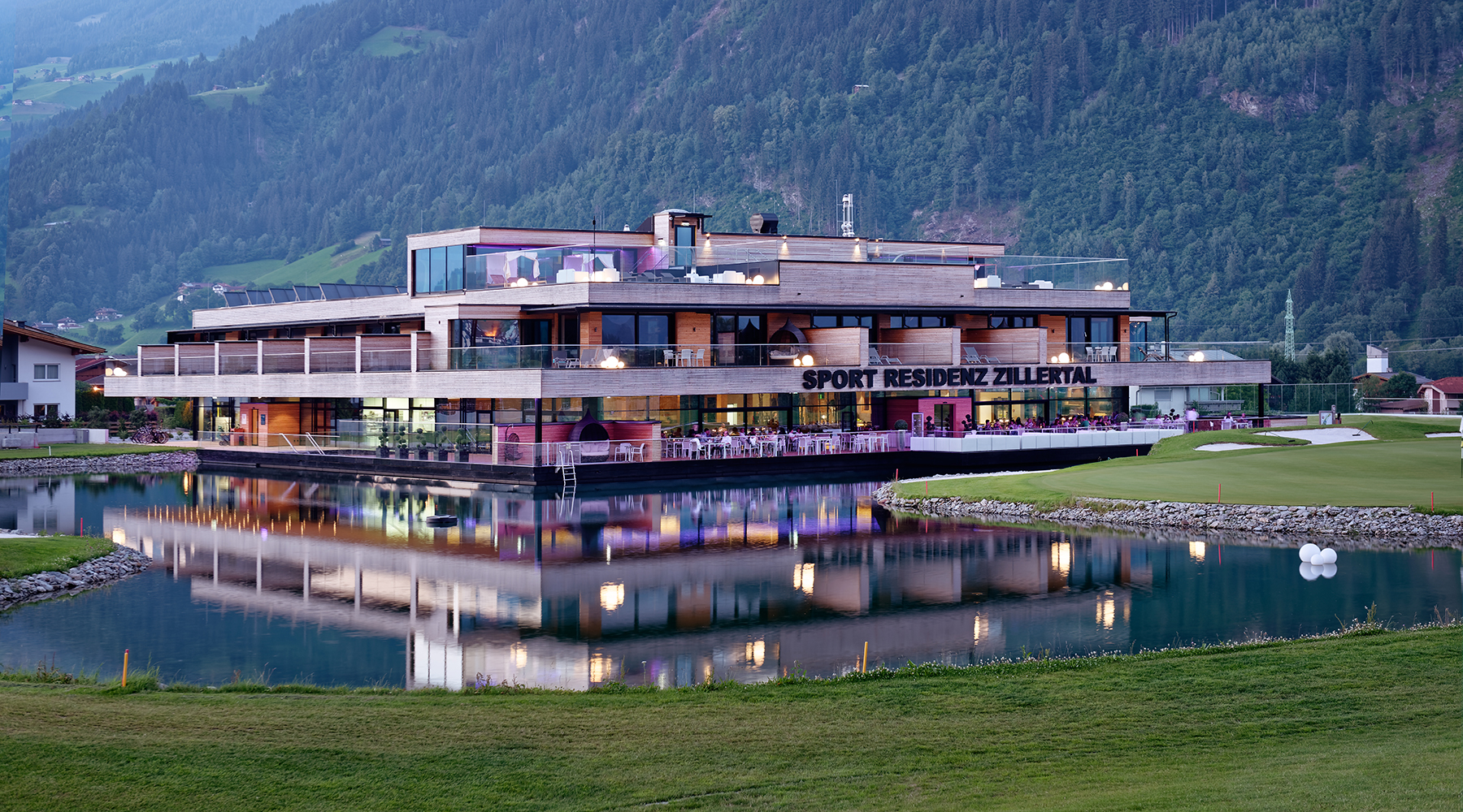 Vďaka maximálnej priehľadnosti systémových riešení heroal je panoramatický výhľad na Zillertalské Alpy a nové golfové ihrisko očarujúci cez deň aj v noci.