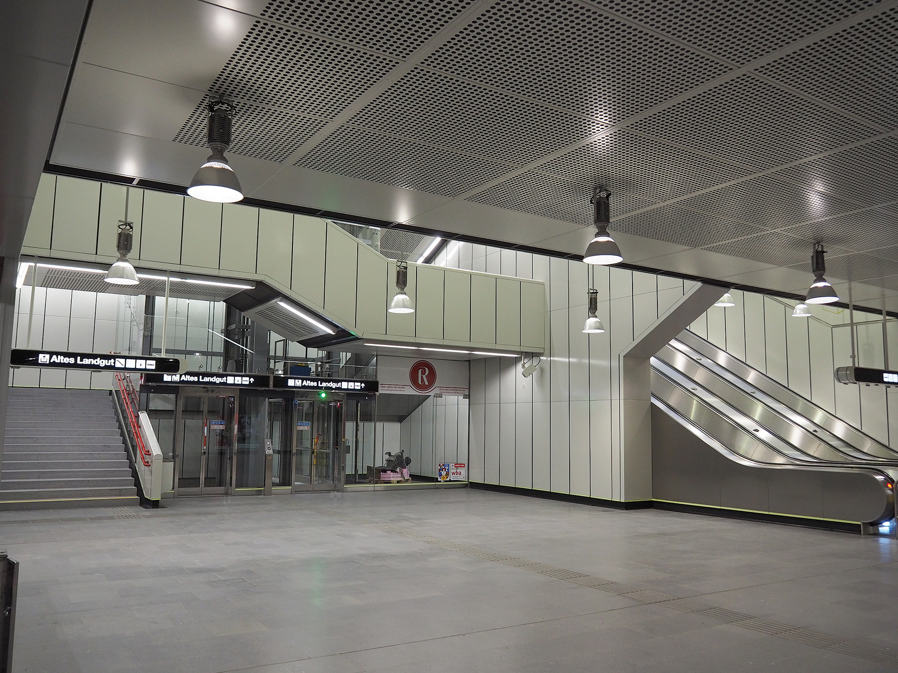 Eskalátory, vzdušné schodisko s dvojicou výťahov v hĺbke takmer 30 m pod povrchom na úrovni nástupiska metra