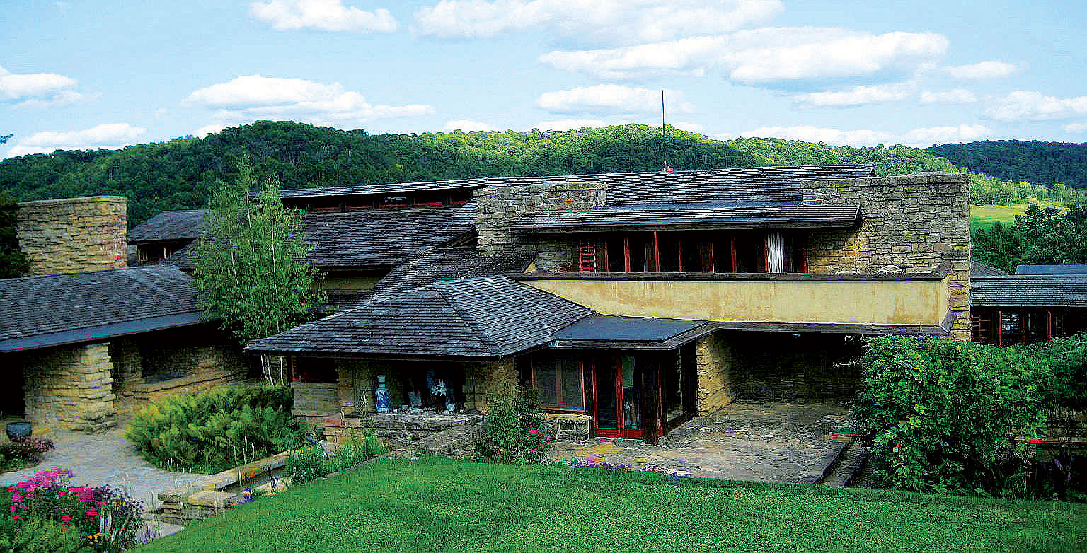 Domy z amerických prérií Vplyvný americký architekt Frank Lloyd Wright (1867 – 1959) pri navrhovaní a vyučovaní svojich študentov vždy kládol dôraz na to, aby „študovali prírodu, milovali prírodu, zostali spojení s prírodou. Nikdy vás nezradí.“ Aj preto medzi rokmi 1900 – 1917 vytváral tzv. prairie houses nazvané podľa krajiny okolo Chicaga. Tieto domy boli nízke, kopírovali jasné línie, mali previsnuté strechy a terasy a na ich stavbu sa používali neopracované materiály. Boli jednými z prvých stavieb využívajúcich otvorený plán, ktorý maximalizoval otvorené priestory a minimalizoval malé uzavreté priestory. Inými slovami, mnohí súčasní majitelia rodinných domov ani len netušia, že ich koncept pochádza z americkej prérie.