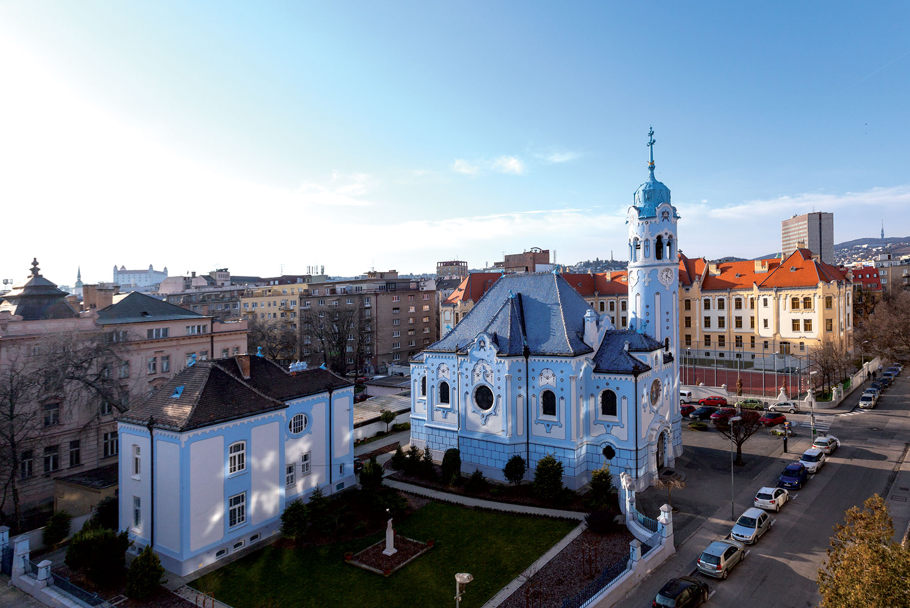 Bratislavská secesia Metropola Slovenska má niekoľko skvelých príkladov secesie, ale k tým najšarmantnejším určite patrí Modrý kostolík na Bezručovej ulici (1909 – 1913) s neďalekým Gymnáziom na Grösslingovej ulici. Ich autorom je budapeštiansky architekt Ödön Lechner (1845 – 1914), pričom kostolík zasvätený Alžbete Uhorskej mal slúžiť ako školská kaplnka oproti stojaceho gymnázia. Architekt v duchu svojho osobitého prejavu koncipoval stavby kostola ako jednoloďový, mäkko formovaný útvar, gradujúci do vertikály postrannej veže. Prostriedkom, ktorý dodáva vonkajšiemu vzhľadu charakteristickú organickosť, je „plynúce“ ohraničovanie otvorov a polí priečelia vyvýšenými pruhmi s oblými hranami. Predlohou drobnej secesnej ornamentálnej výzdoby bola ruža – kvet spojený s legendou o sv. Alžbete.