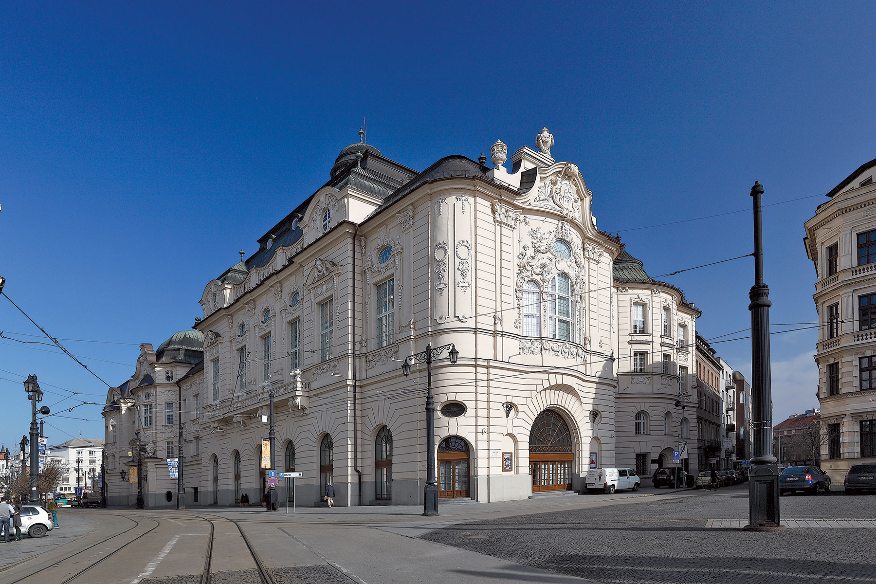 Miesto Slovenskej filharmónie Budova bola postavená v rokoch 1913 – 1919 podľa projektu budapeštianskych architektov Dezidera Jakaba a Marcela Komoru. „Hoci na fasády aplikovali sčasti historické prvky, v zásade navrhli modernú stavbu so železobetónovými konštrukciami a najmä s veľmi dobrými prevádzkovými vzťahmi“(prof. Š. Šlachta). Ťažiskami boli veľká koncertná sála, malá divadelná sála a spoločne bohato dimenzované „prestávkové“ priestory so zázemím a samostatným vstupom. V súčasnosti v budove sídli Slovenská filharmónia. V rokoch 2010 – 2011 bola Reduta rekonštruovaná (návrh: architekt Gabriel Drobniak s kolektívom), pričom dostavbou vyriešil aj viaceré priestorové problémy zázemia. Dielo získalo v súťaži Stavba roka 2012 Cenu primátora mesta Bratislavy.