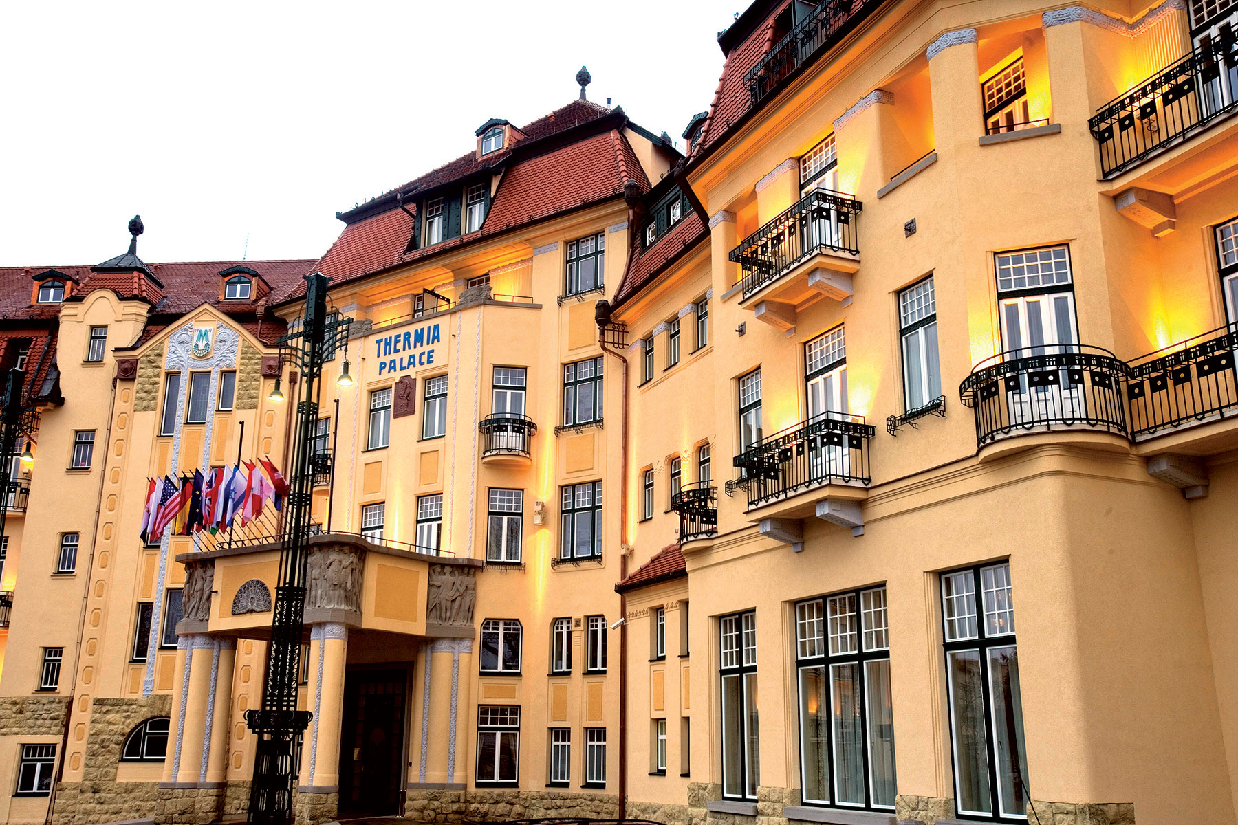 Prvý hotel  s piatimi hviezdičkami Bola to krádež umeleckého diela európskeho významu. Majster secesie Alfons Mucha venoval nájomcovi kúpeľov Ľ. Winterovi obraz ako výraz vďaky za vyliečenie jeho dcéry. Bol maľovaný na mieru do priestoru nad dvere jedálne a slávnostne odhalený v roku 1932. V roku 2000 bol však vyrezaný a ukradnutý. Po jeho nájdení prešiel reštaurátorskou obnovou a dnes je opäť na svojom mieste. Muchov obraz je bezpochyby najväčším umeleckým magnetom kúpeľného hotela Thermia Palace v Piešťanoch, ktorý bol dokončený v roku 1912 v secesnom štýle. Po komplexnej rekonštrukcii v roku 2006 sa stal Thermia Palace prvým päťhviezdičkovým kúpeľným hotelom na Slovensku.