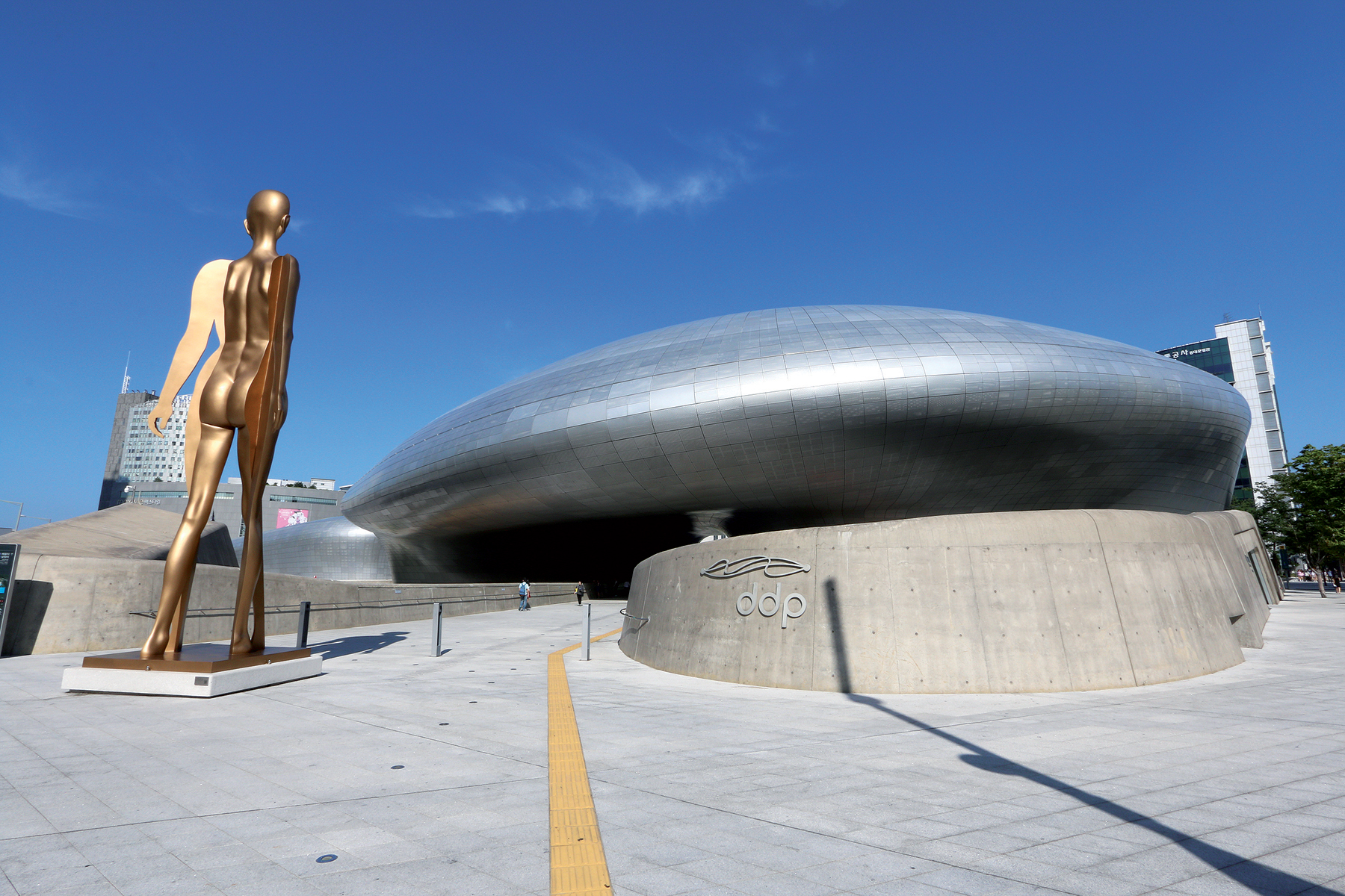 Dongdaemun Design Plaza od Zaha Hadid Architects, ktoré patrí k pýcham dnešného Soulu