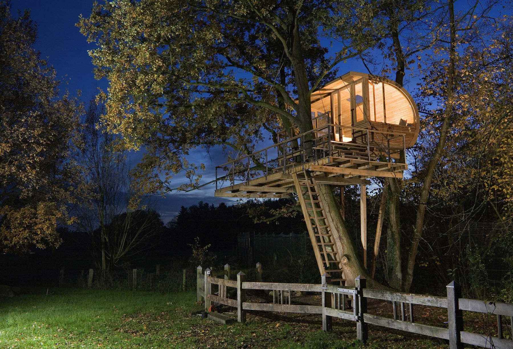 In my tree house. Дом на дереве (Treehouse) Баумраум. Дом на деревьях Шотландия климанрюк. Tree House Кишинев. Роб де Вос дом на дереве.