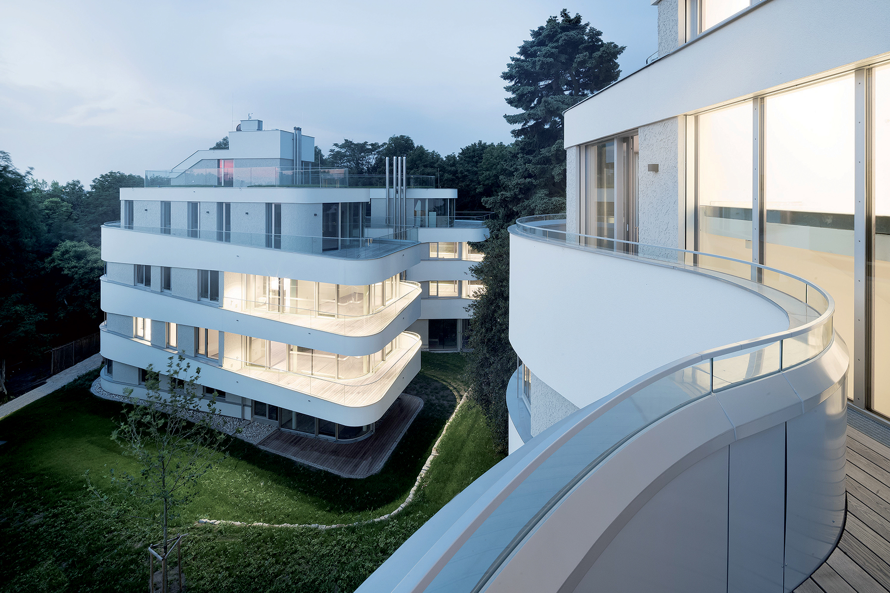 V domoch sa nachádza 23 bytov v luxusnej výmere od 110 do 260 m2 s rozľahlými balkónmi a terasami.