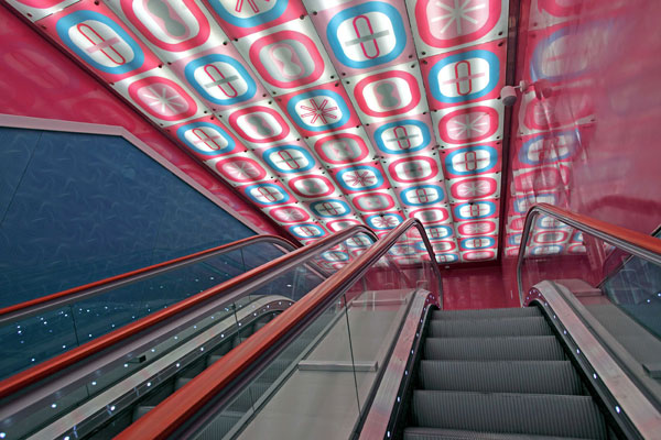 Karim Rashid,design,metro,stanica,stena,eskalátor