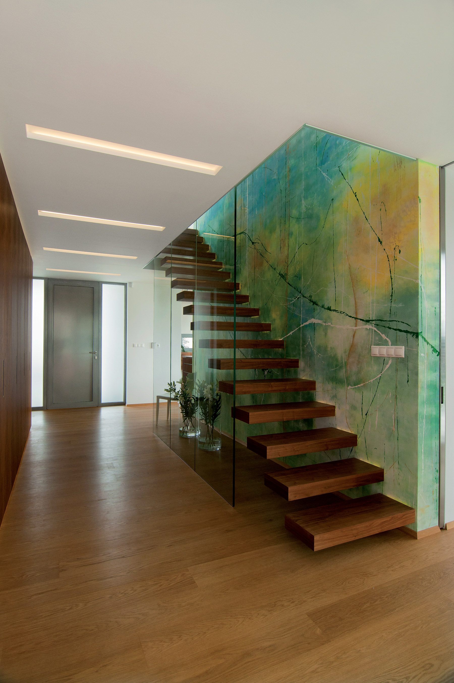 Šesť metrov vysoká stena pri schodisku má abstraktný motív, ktorého autorkou je profesionálna výtvarníčka Katarína Fumačová Jahnová.