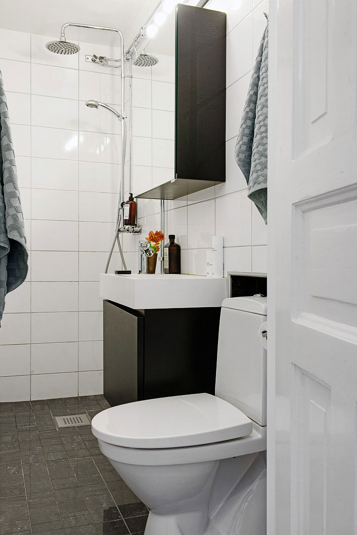 15. Kúpeľňa zariadená opäť v čierno-bielej kombinácii je minimalistická, no vysoko funkčná.